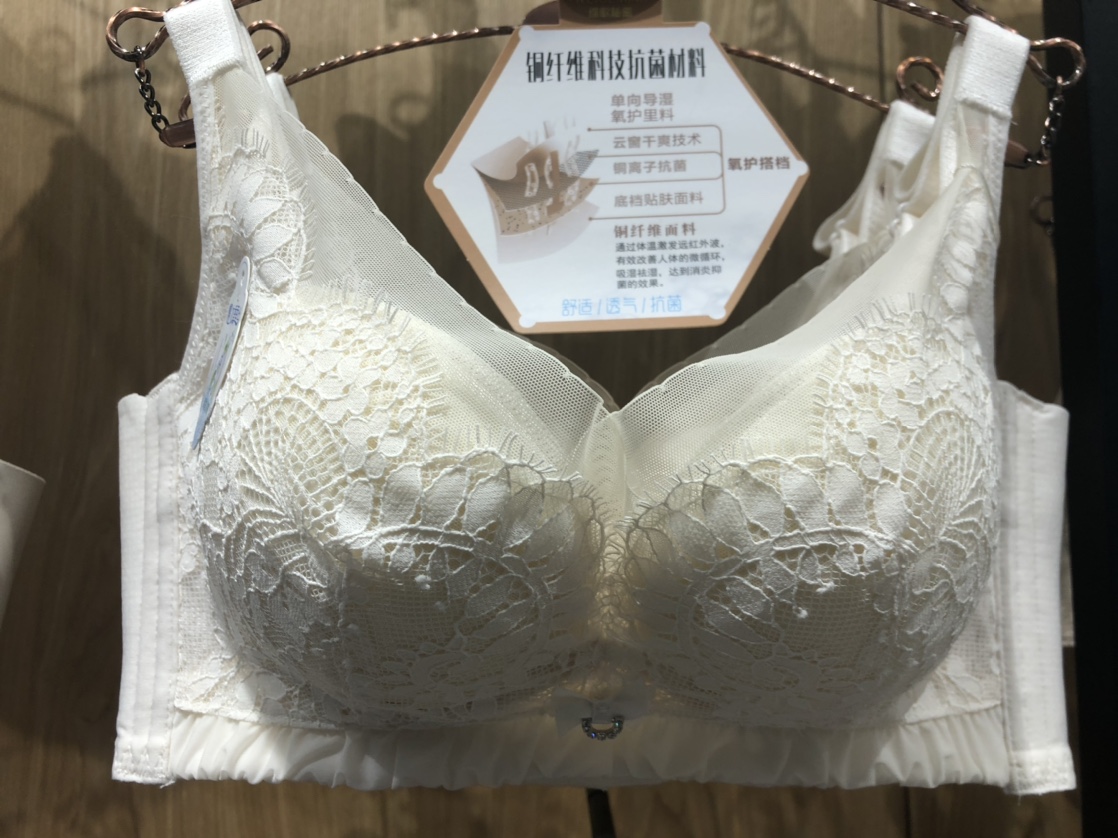 A new type of bra with a 2025 rip-free embossed lace sexy gathering bra, anti-sagging and adjustable underwear