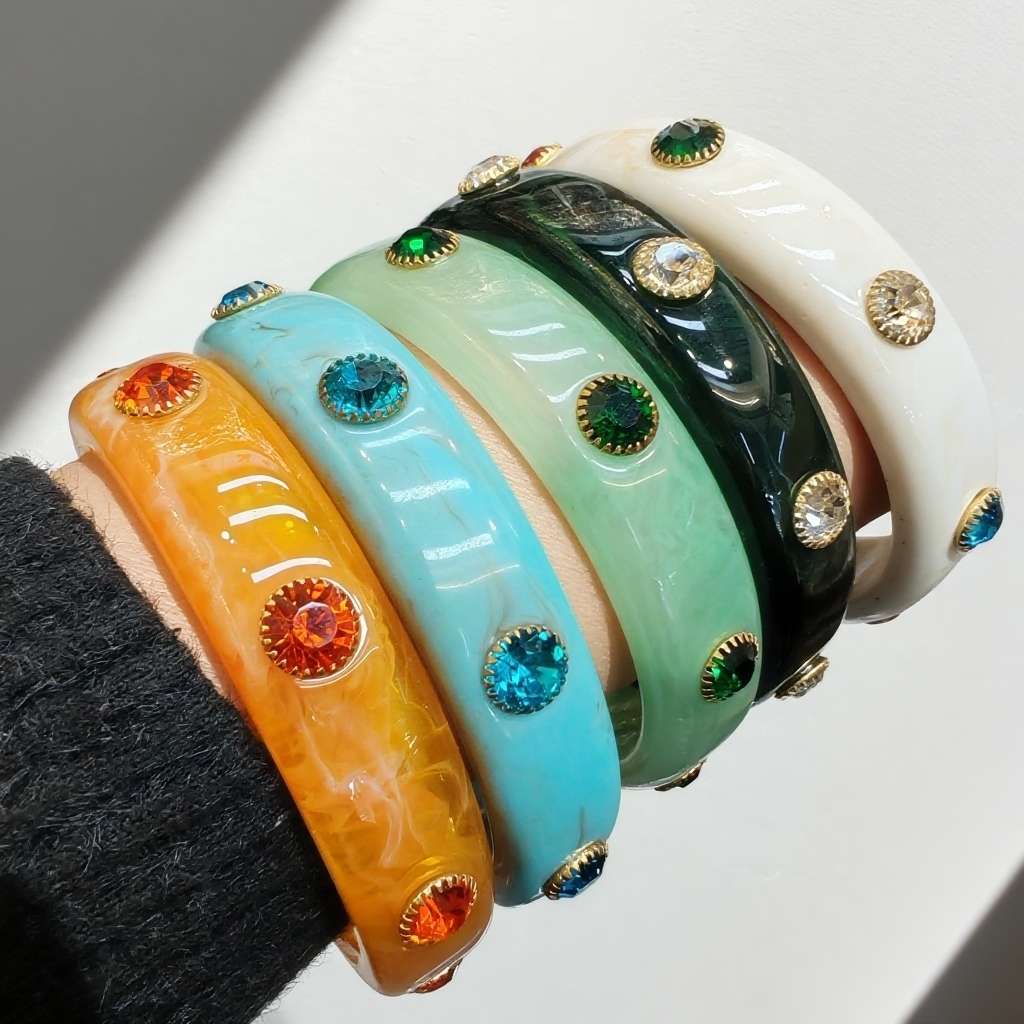 一个复古个性镶水钻，细圈手镯产品图