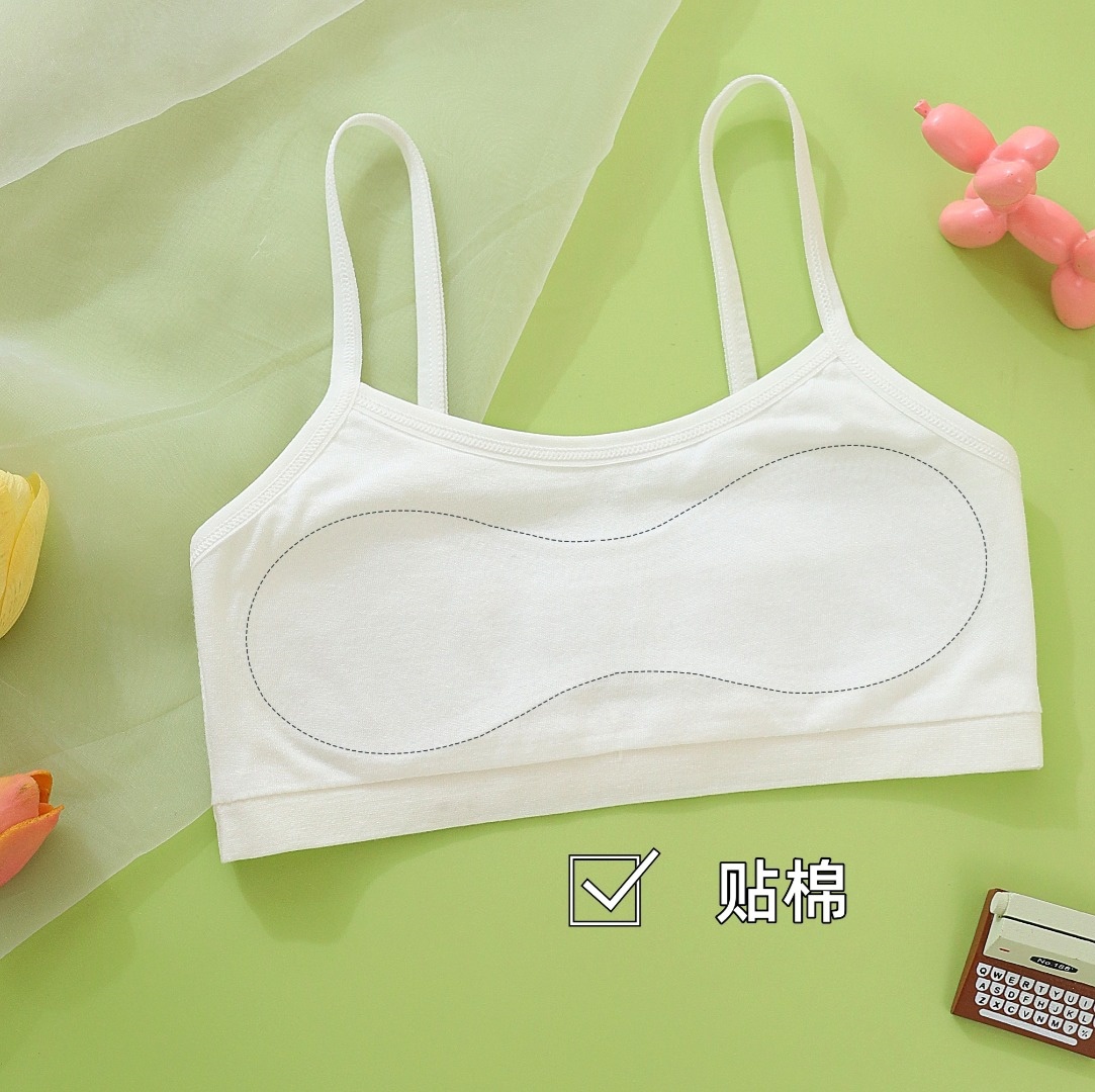 For the development period of girls' underwear, there are thin vests with cotton and anti-protrusion points for the first stage of seamless underwear details Picture