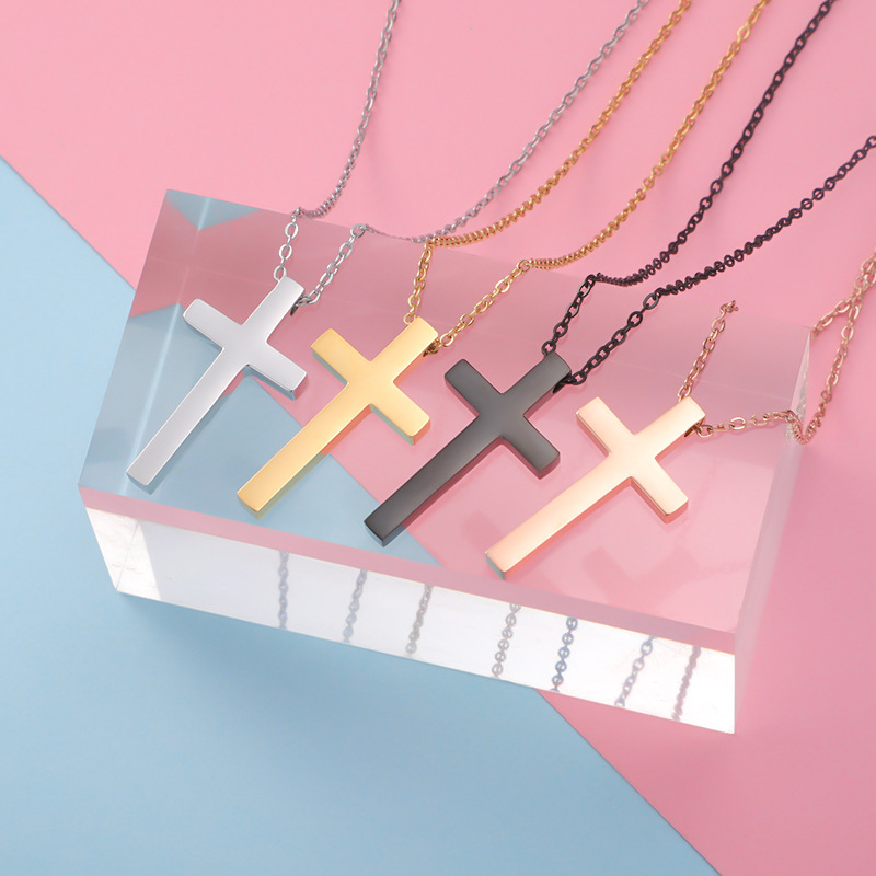 Mirror-finished titanium steel cross necklace, retro European and American hip-hop trend cross couple necklace, collarbone chain Application Scenario