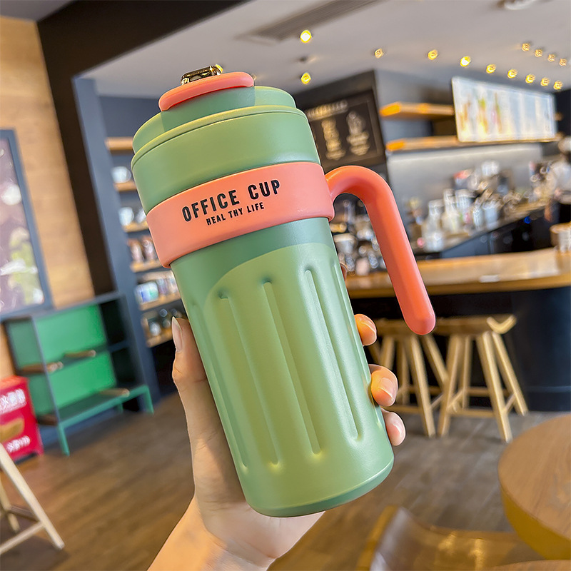 Smart coffee cup, large-capacity ice cube cup, high appearance level straw water cup, heat and cold preservation cup with digital display, 650ML Application Scenario