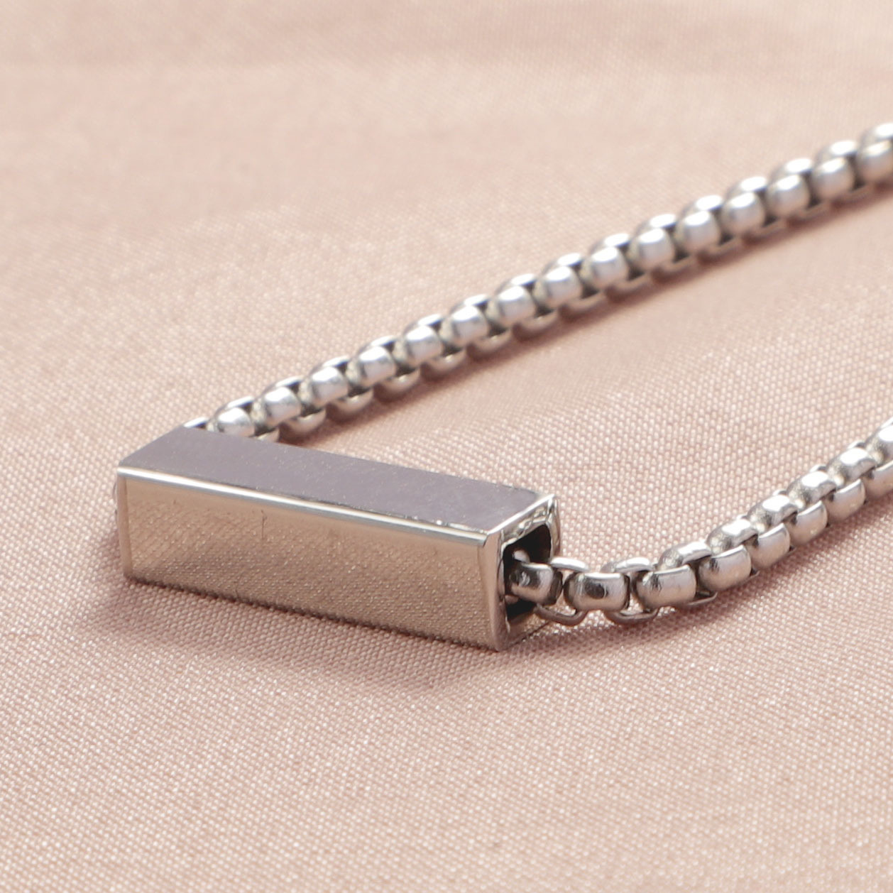 Cross-border best-selling hollow square tube necklace, European and American simple pearl chain, fashionable and trendy, can be engraved, perfect for couples details Picture