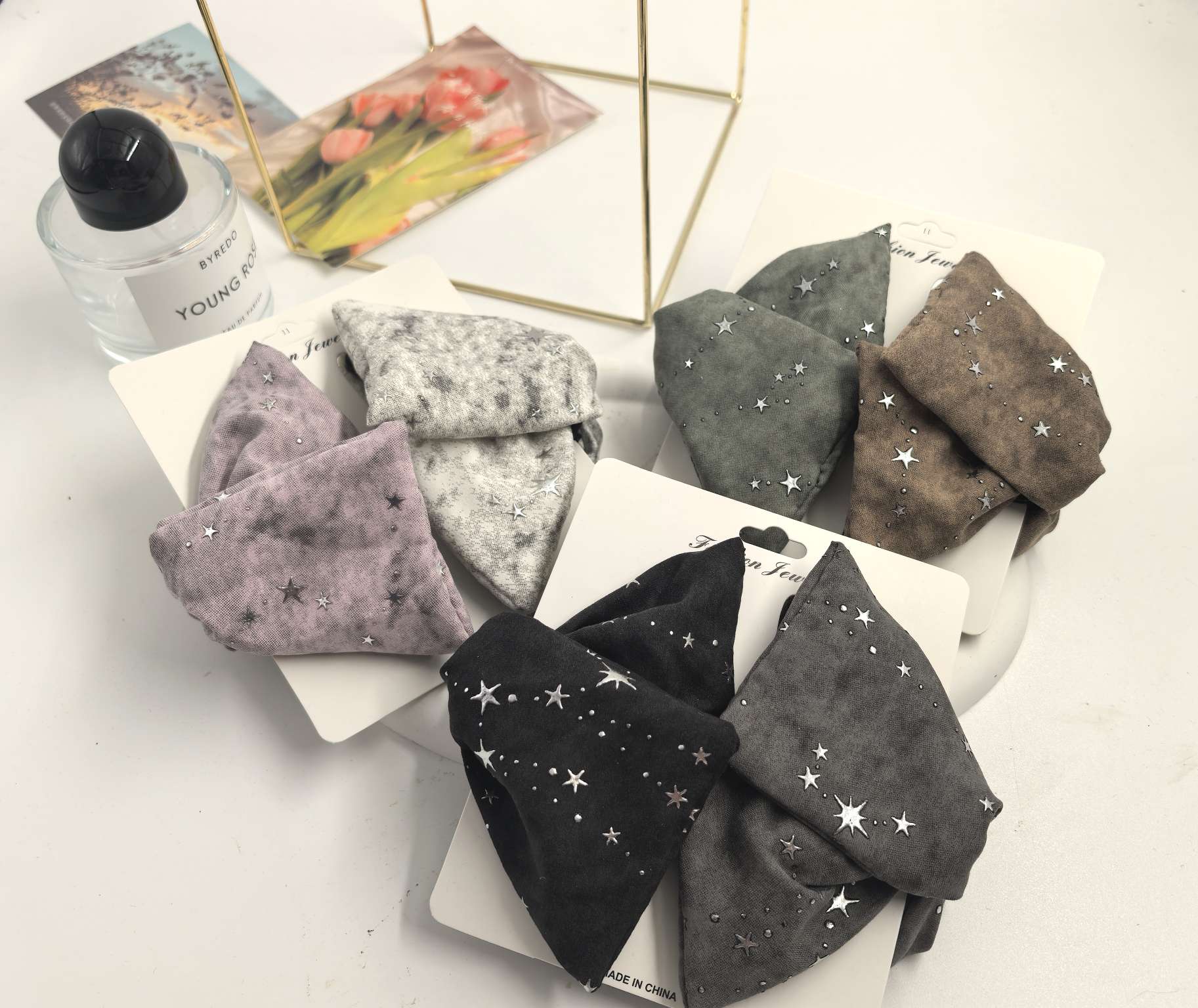 星光点点布艺贝壳抓夹｜多色系可选 绒面质感+星星点缀 抓力稳固不扯发 适配日常通勤/约会/休闲穿搭 轻松打造温柔氛围感