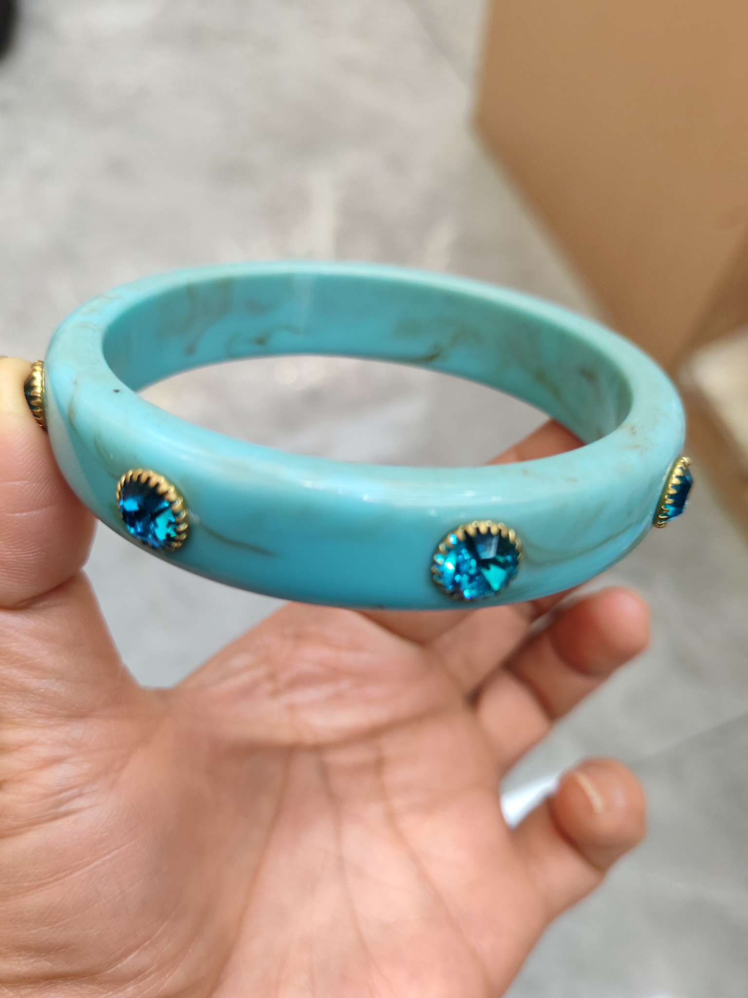 一个复古个性镶水钻，细圈手镯