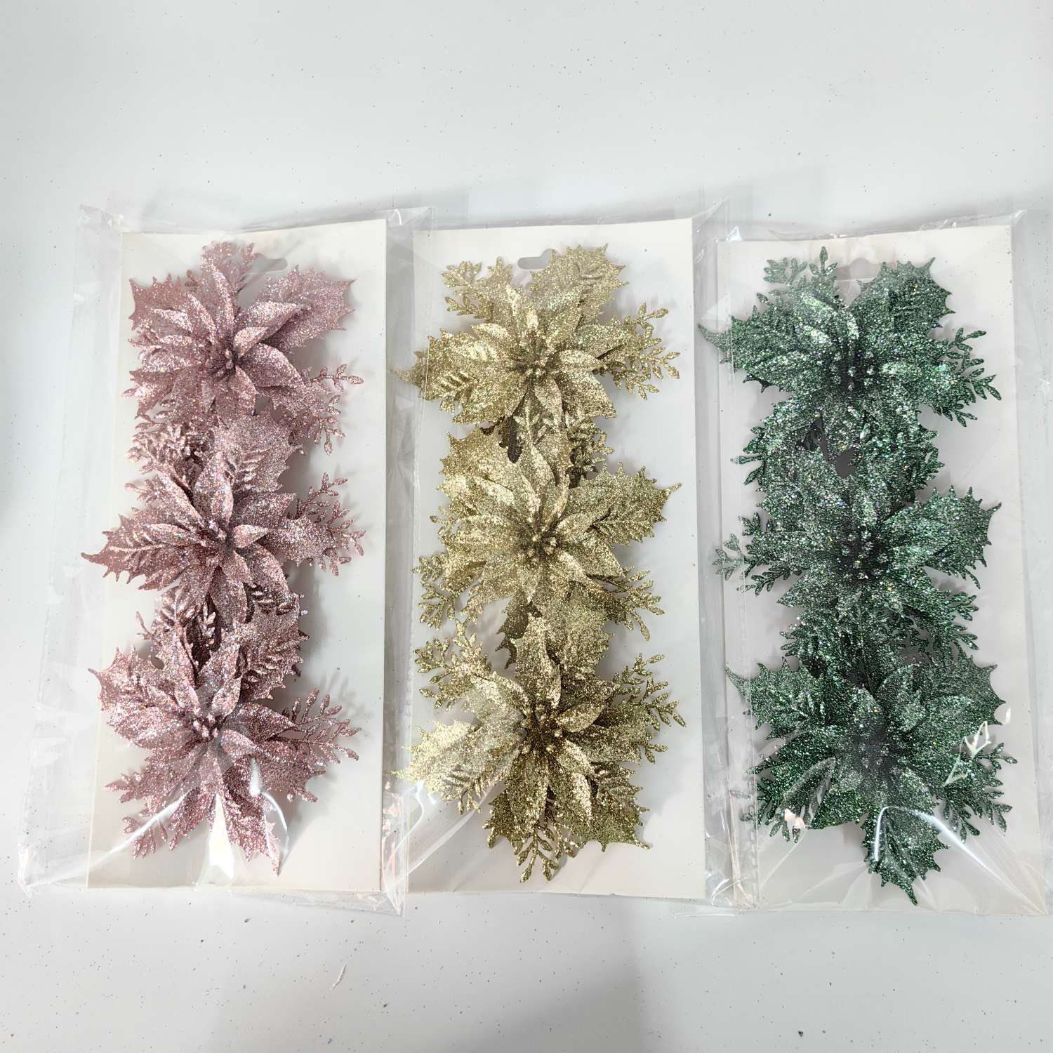 Decoraciones navideñas árboles de navidad flores navideñas, bolas navideñas guirnaldas navideñas arreglos navideños