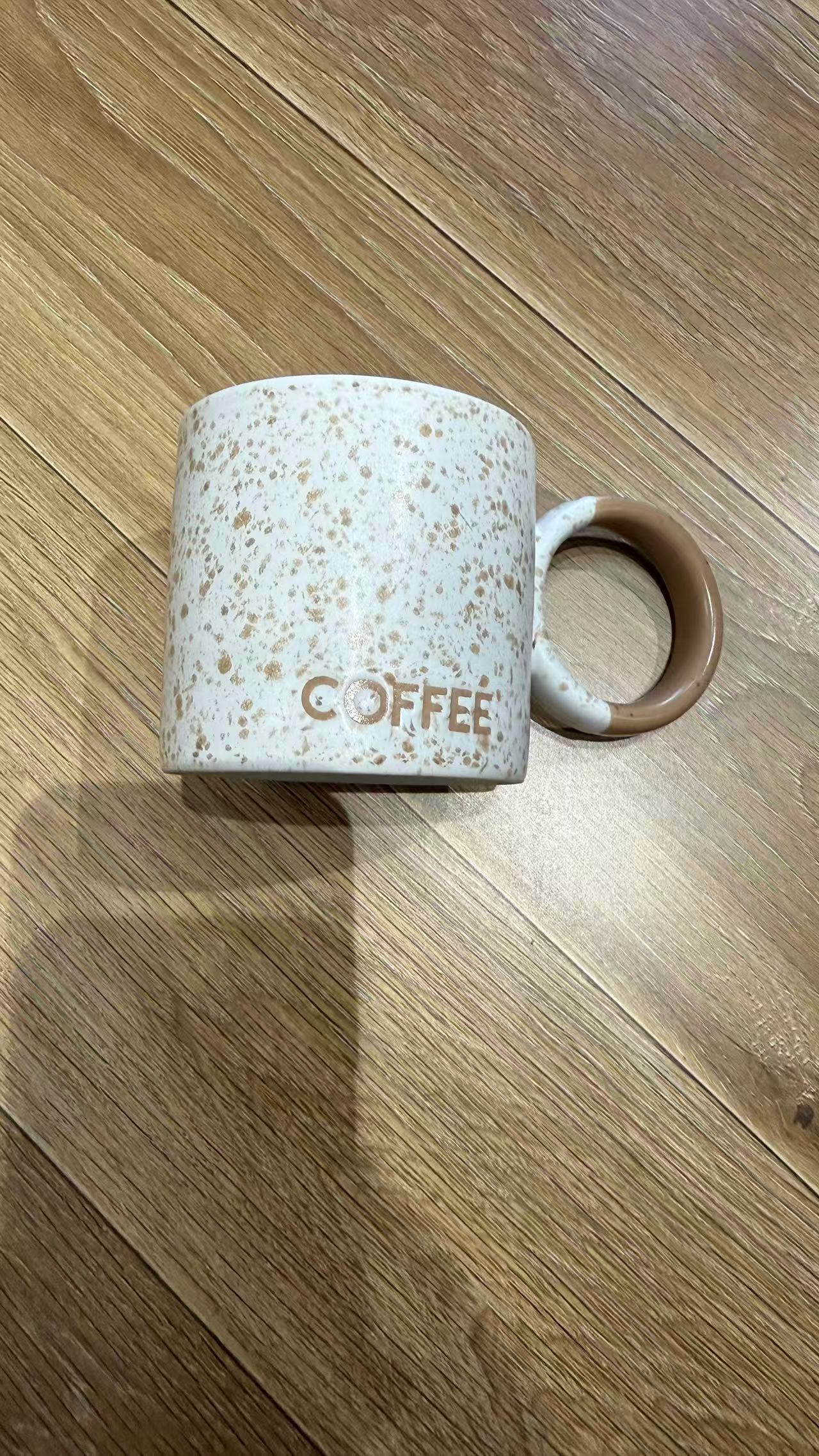 Spray some coffee cups details Picture