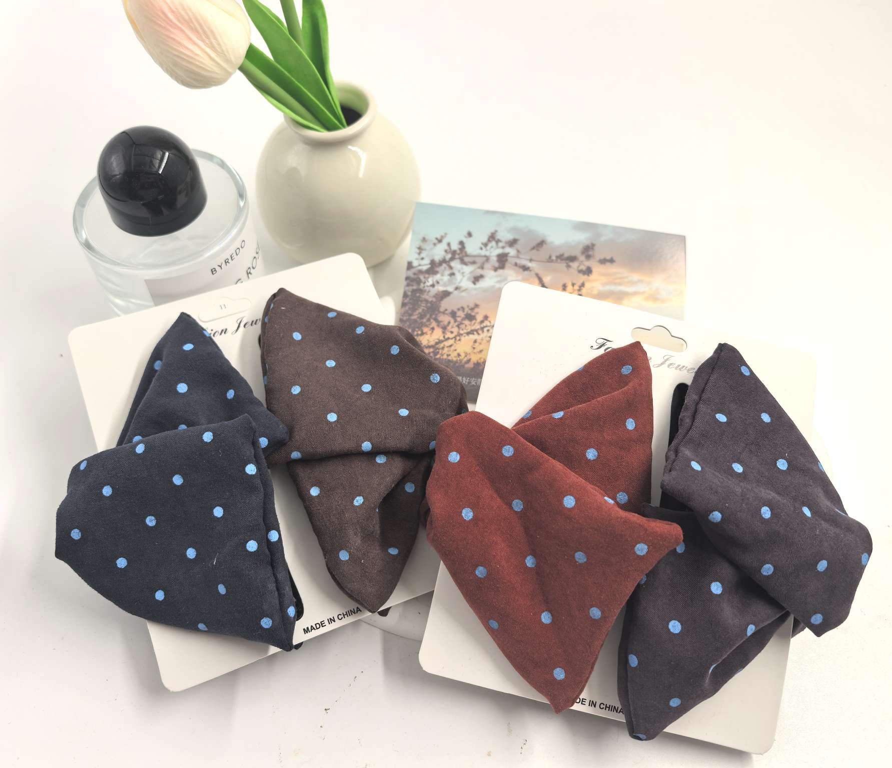 温柔风波点布艺贝壳抓夹｜复古色系+浅蓝波点 布艺柔软不扯发 抓力强不易掉 不管是半扎发还是全抓都合适 为穿搭增添文艺感