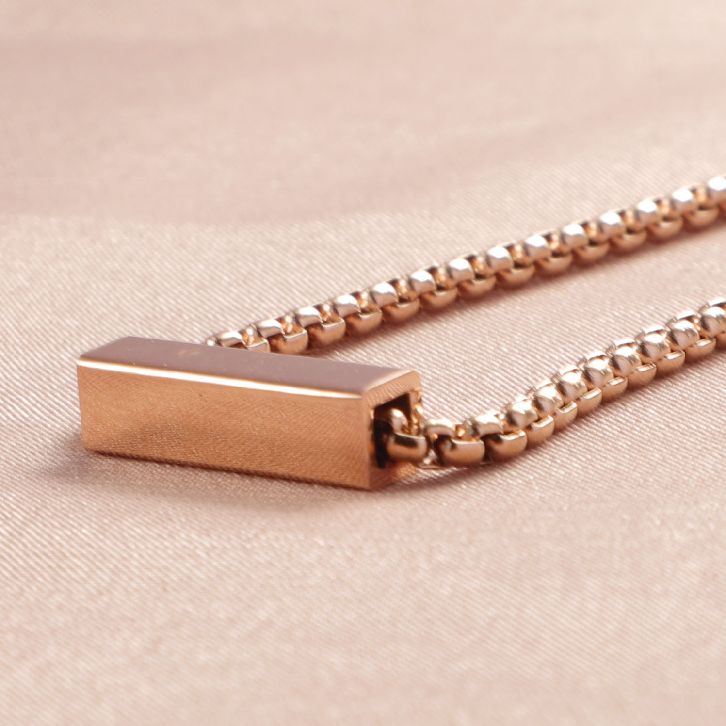 Cross-border best-selling hollow square tube necklace, European and American simple pearl chain, fashionable and trendy, can be engraved, perfect for couples Application Scenario