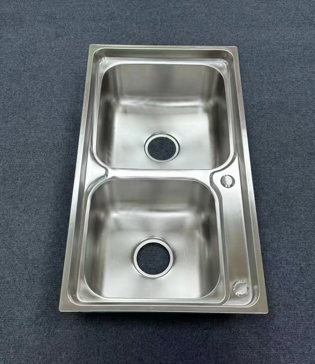 RR-SC067 kitchen sink, SS201/SS304 stainless steel double sink, can be equipped with a cutting board, a draining basket and a drain pipe. Multiple sizes are available, durable and easy to clean. Application Scenario