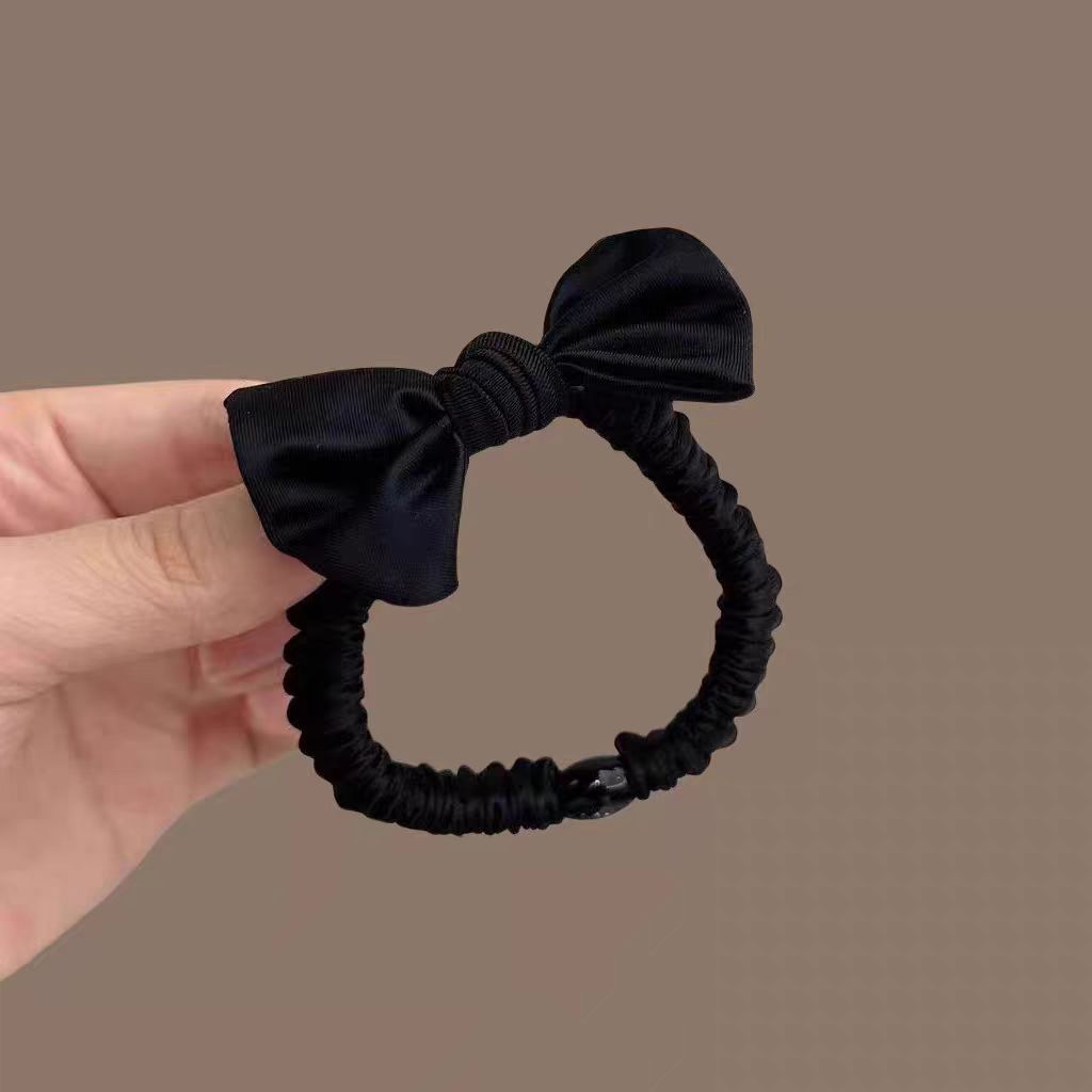 A wide range of fashionable and versatile hair accessories are available, including hair clips, headbands, hair ties and hair band accessories details Picture