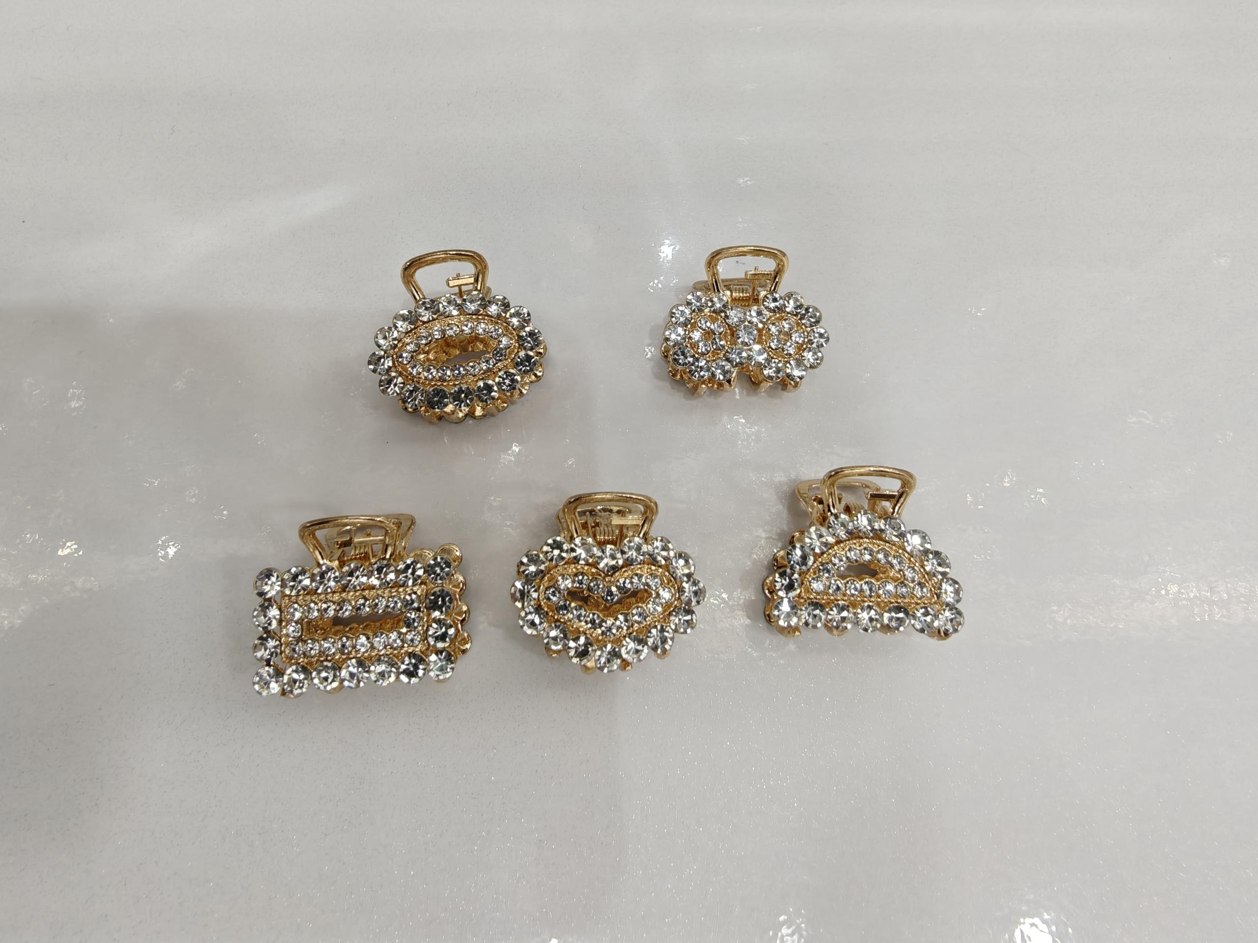 Shark clips, women's hair clips, hair bands, ponytail clips, DIY accessories, funny hair clips, and creative hair accessories are all available for selection Application Scenario