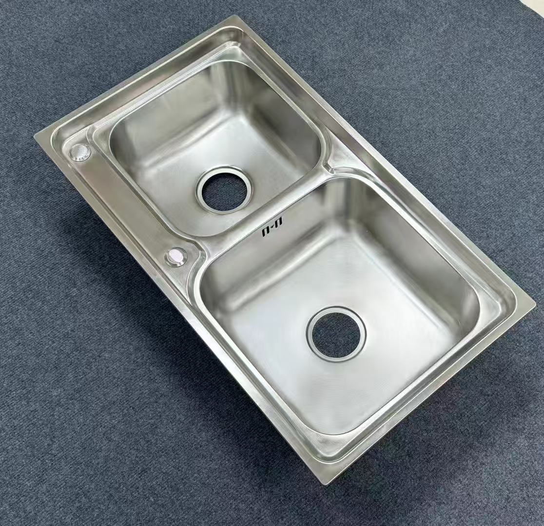 RR-SC067 kitchen sink, SS201/SS304 stainless steel double sink, can be equipped with a cutting board, a draining basket and a drain pipe. Multiple sizes are available, durable and easy to clean. Item Picture