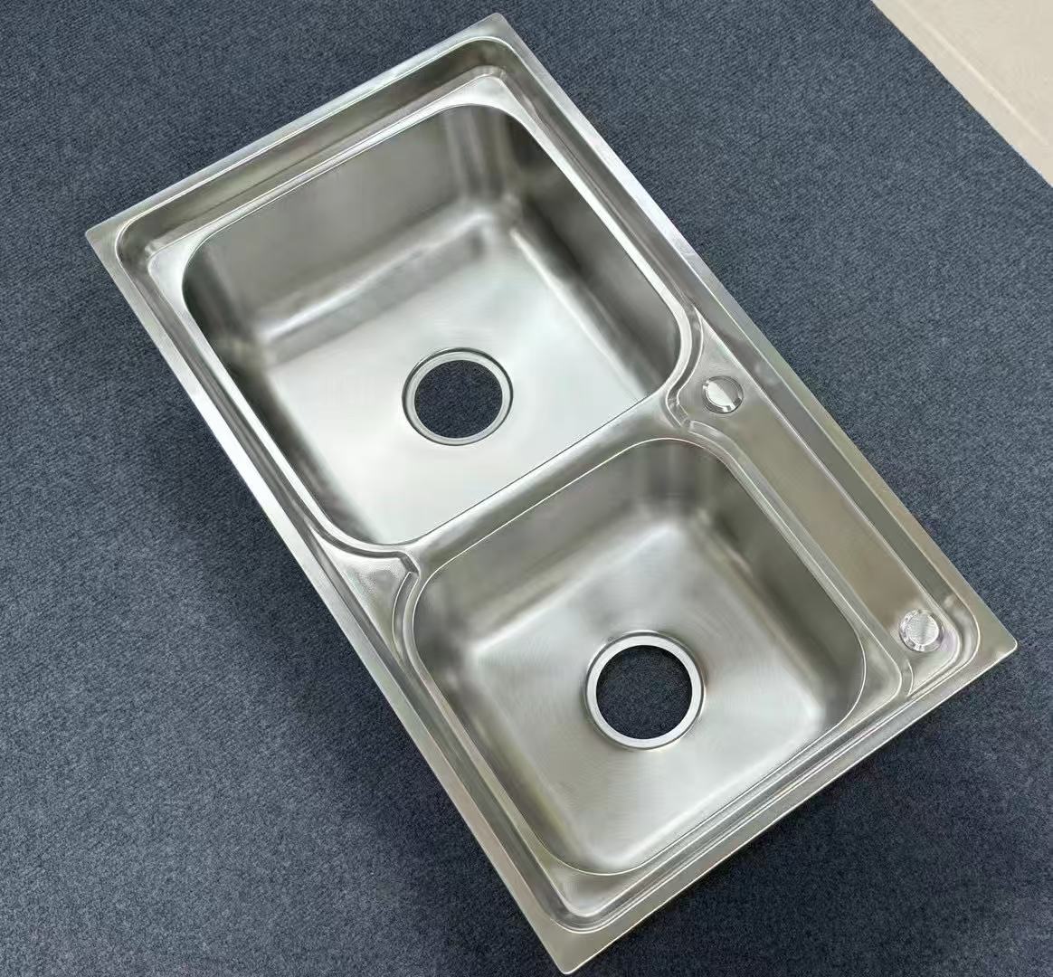 RR-SC067 kitchen sink, SS201/SS304 stainless steel double sink, can be equipped with a cutting board, a draining basket and a drain pipe. Multiple sizes are available, durable and easy to clean. Specification drawing