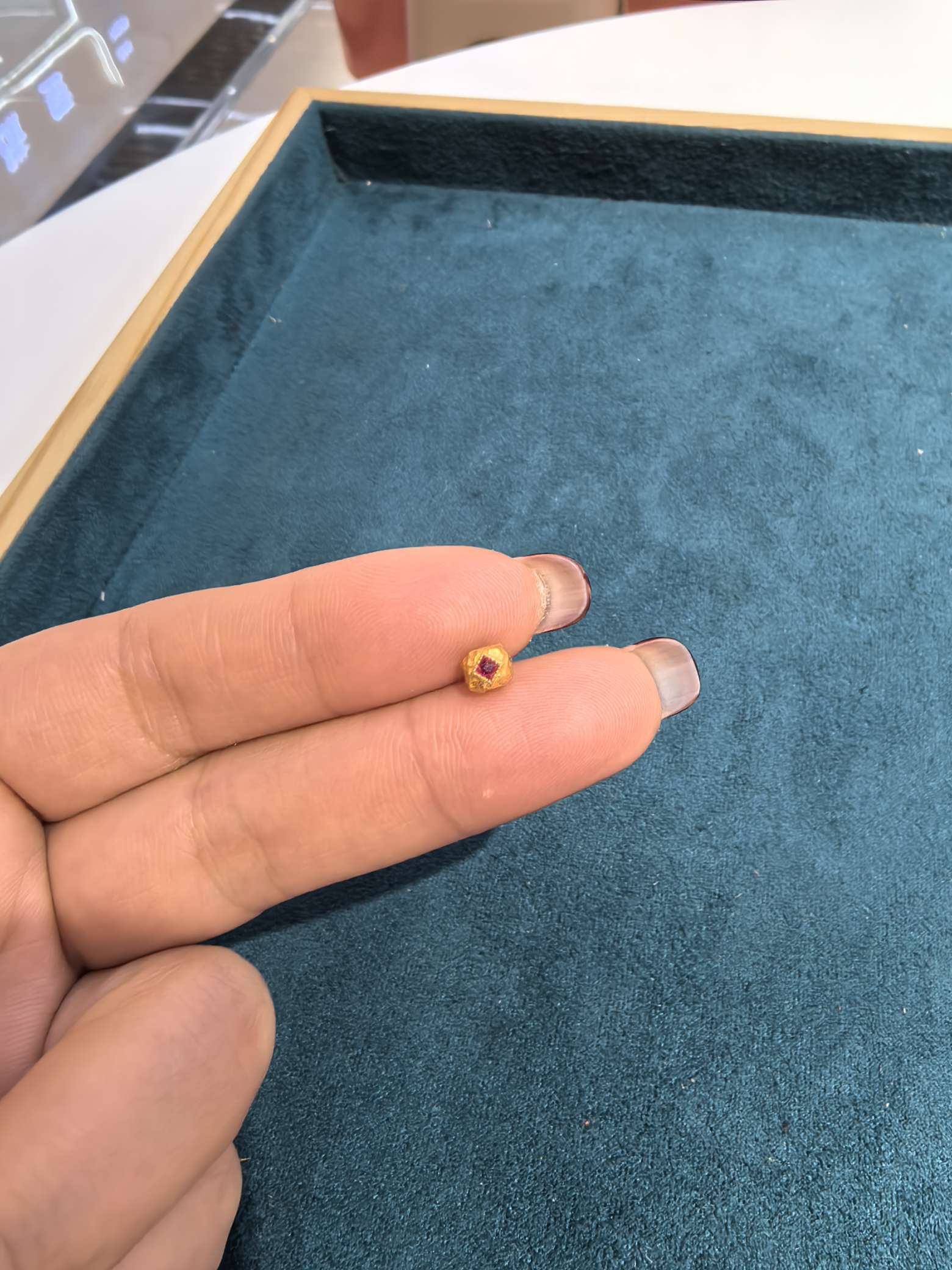 圆形锤纹红锆石隔珠