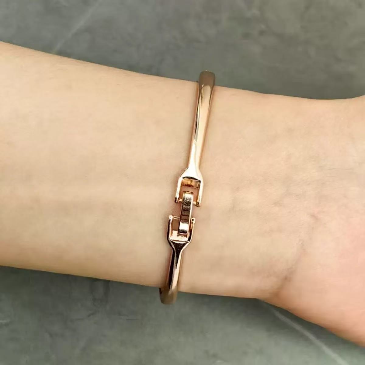 Fashionable alloy bracelet, sand gold copper acrylic color-coated simple and versatile ladies' bracelet, accessory bracelet, stainless steel bracelet, acrylic color-coated bracelet, sand gold copper sand gold bracelet, sand gold copper stainless steel bracelet, acrylic color-coated bracelet Item Picture