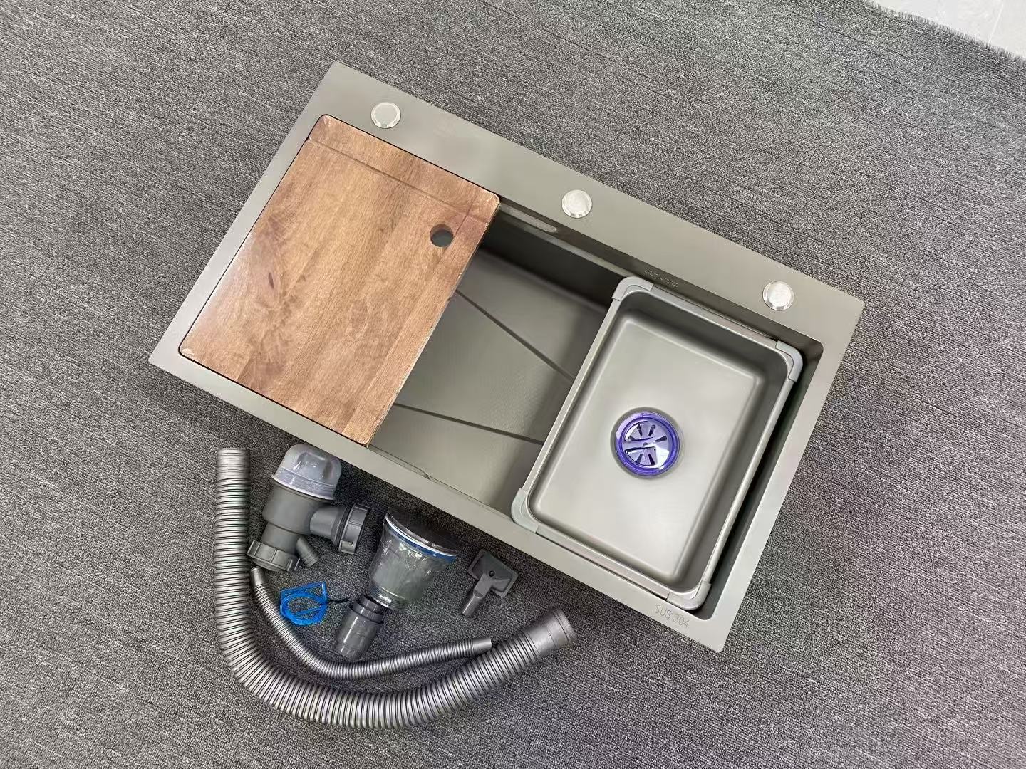 RR-SC066 kitchen sink Set SS201/SS304, can be equipped with a cutting board, a draining basket and a drain pipe. Multiple sizes are available. Honeycomb coating is durable and easy to clean. Item Picture