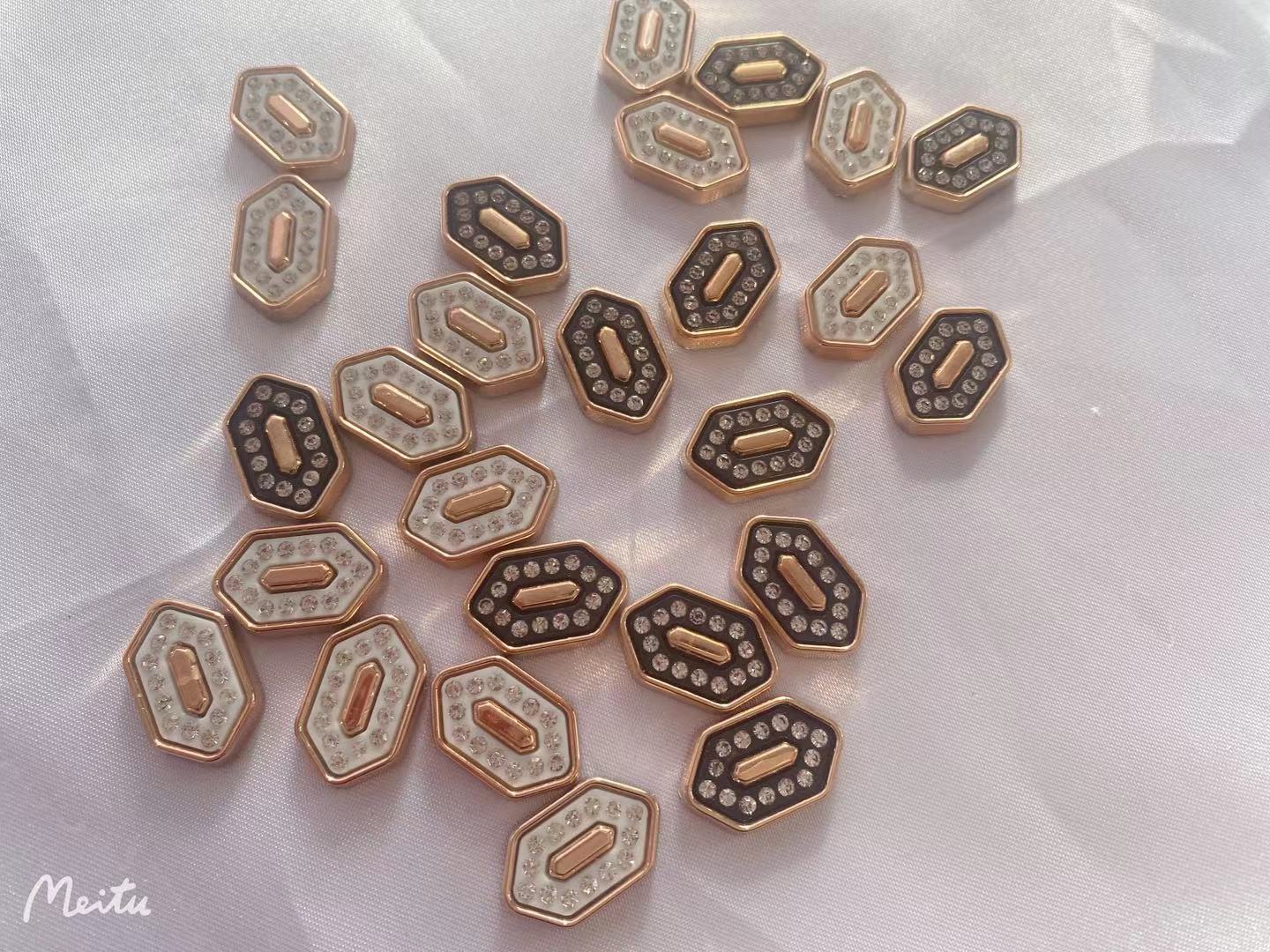 树脂配件/宋锦/diy/树脂饰品配件/字母金属配件白底实物图