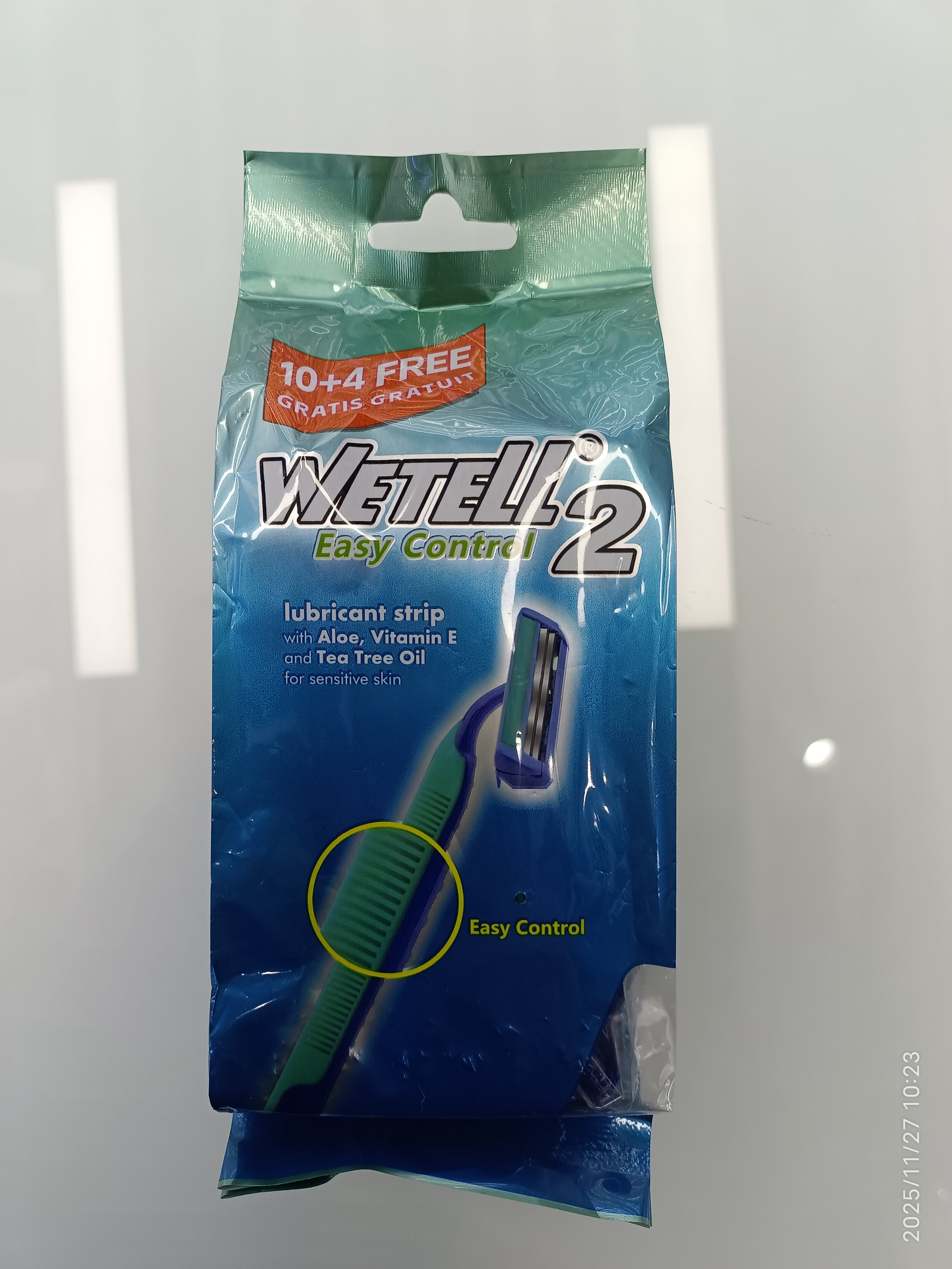 WETELL厂家新款绿色男士一次性手动剃须刀二层不锈钢可替换刀头