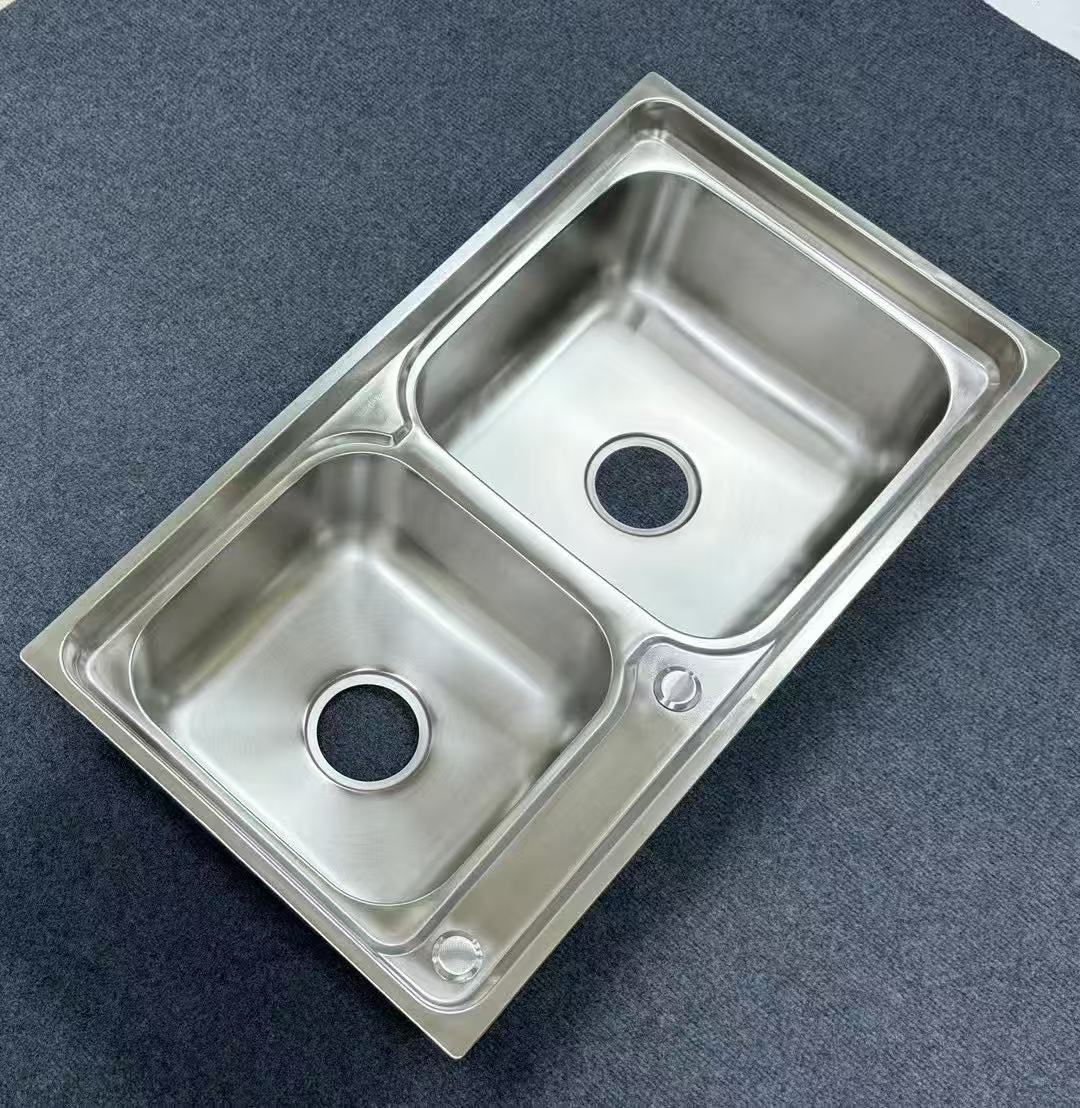 RR-SC067 kitchen sink, SS201/SS304 stainless steel double sink, can be equipped with a cutting board, a draining basket and a drain pipe. Multiple sizes are available, durable and easy to clean. details Picture