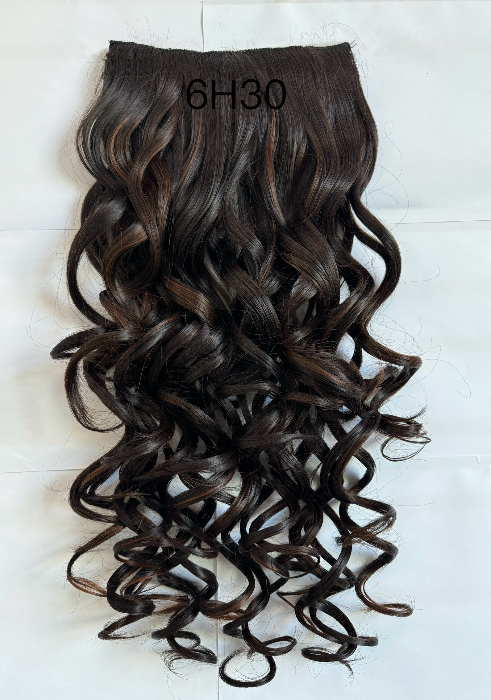 Easyoungwig hair extensions from Yiyang are made of matte, high-temperature silk, water ripple, wavy hair, and are formed into a one-piece hair extension details Picture