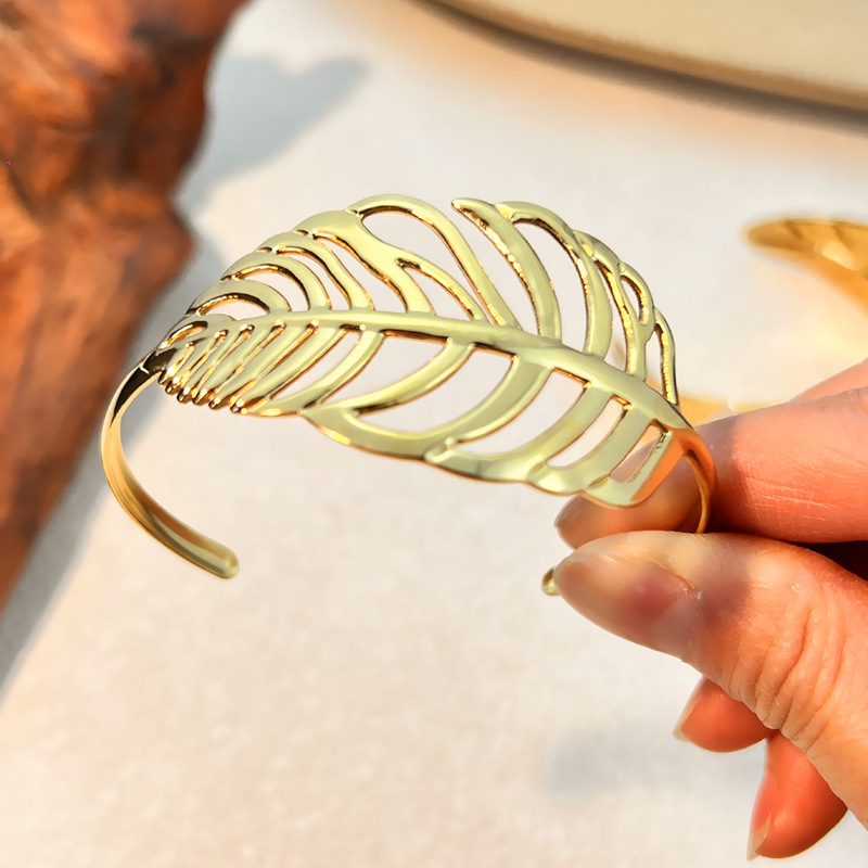 European and American stainless steel bracelet with 18K gold and silver splicing design, a niche ins light luxury titanium steel jewelry that does not fade detail image 3