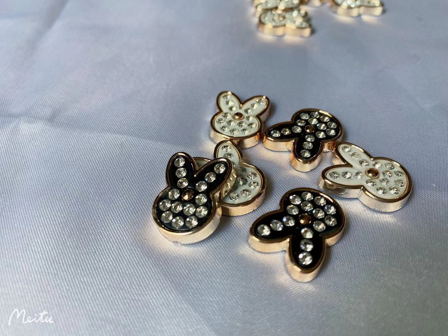 Black and white rabbit ABS electroplated with holes, bottom surface pasted with nails, clothing and shoe accessories with rivets, shoe nails, etc. diy details Picture