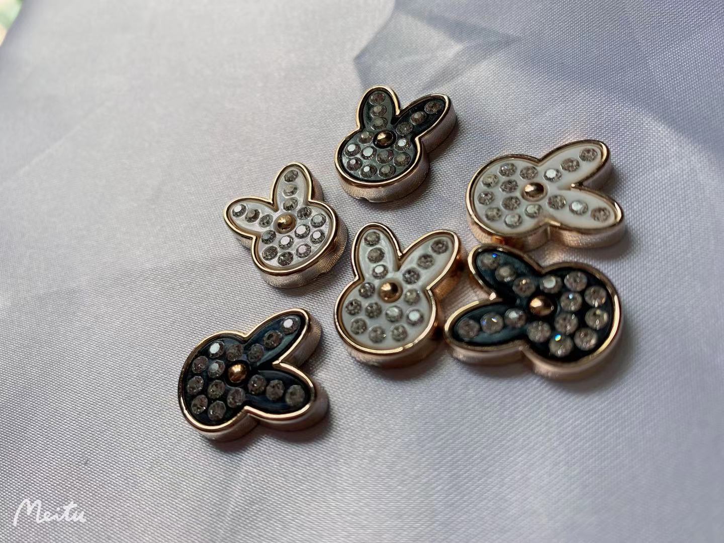 黑白兔子ABS电镀带孔底面粘贴打钉服装鞋用配铆钉鞋钉类饰品配件diy