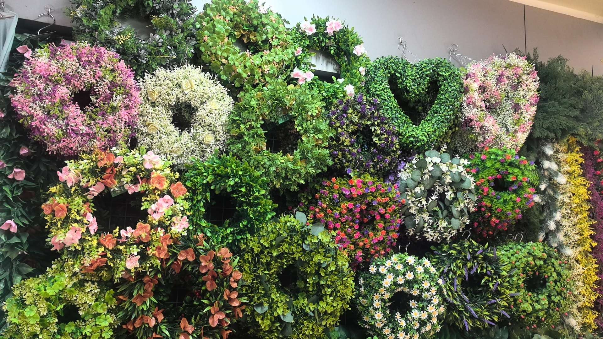 仿真草坪，仿真花环。聚乙烯＋聚丙烯原材料做成的。