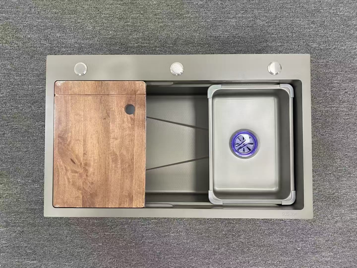 RR-SC066 kitchen sink Set SS201/SS304, can be equipped with a cutting board, a draining basket and a drain pipe. Multiple sizes are available. Honeycomb coating is durable and easy to clean. full figure