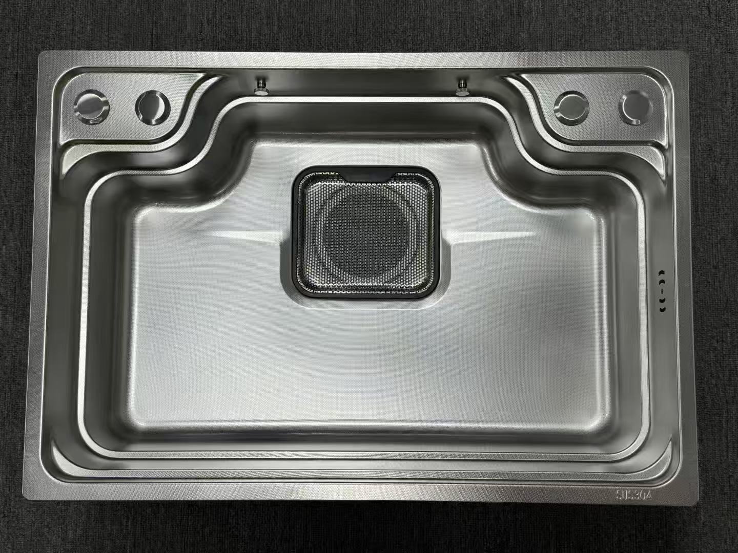 RR-SC065 kitchen sink set, SS201/SS304 stainless steel single sink, can be equipped with a cutting board, a draining basket and a drain pipe. Multiple sizes are available, durable and easy to clean. full figure