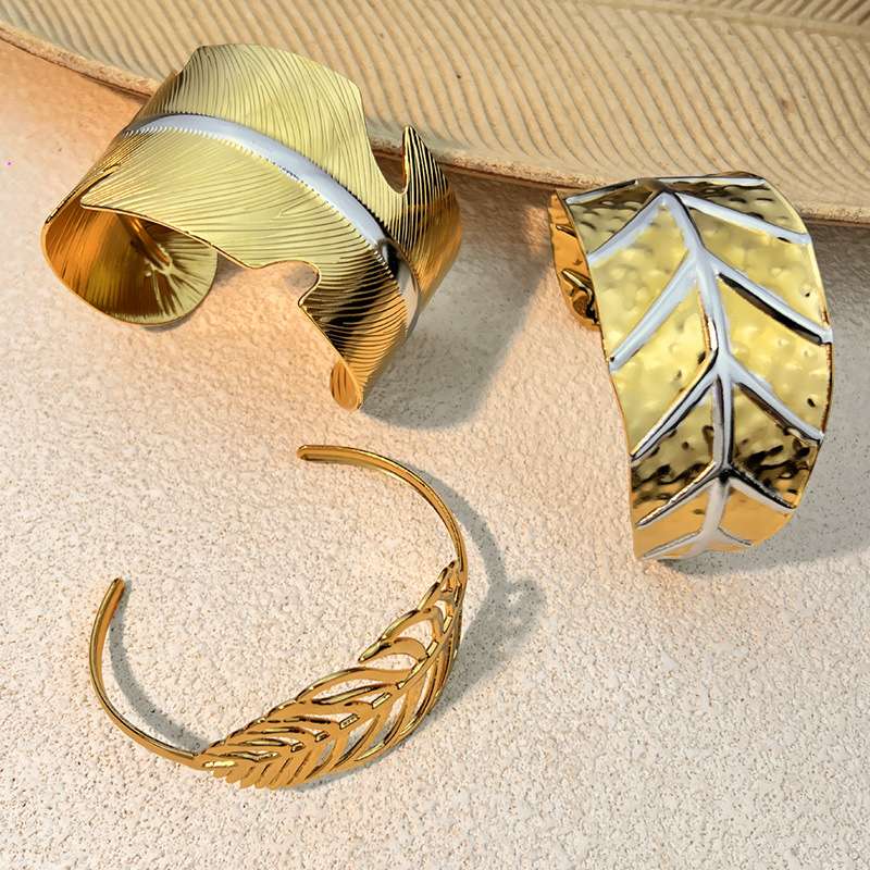 European and American stainless steel bracelet with 18K gold and silver splicing design, a niche ins light luxury titanium steel jewelry that does not fade detail image 7