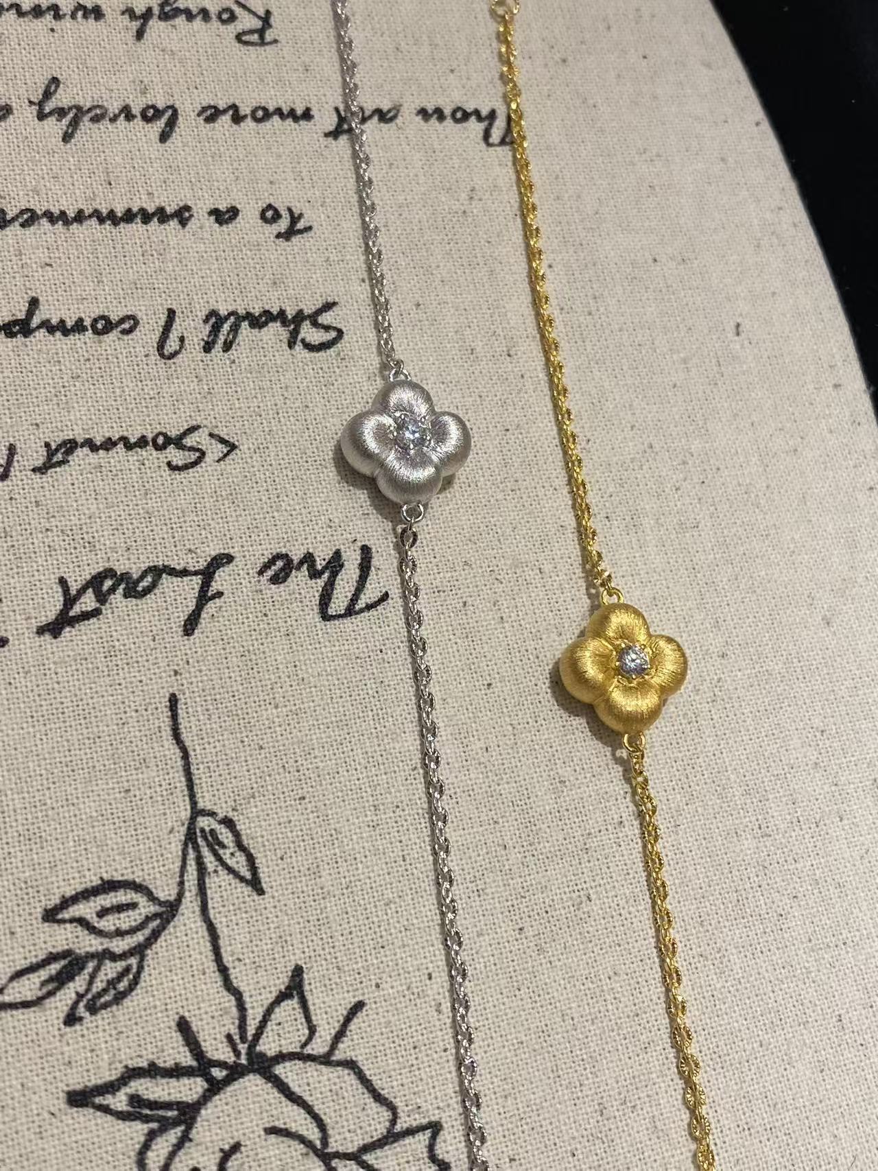 S925银镀18K金复古飞丝工艺锆石镶嵌小花造型设计款手链金色银色