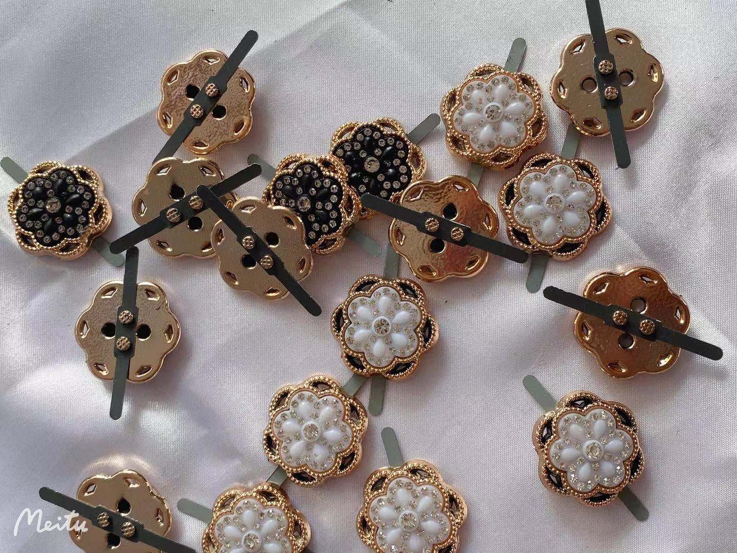 黑白多钻圆底梅花ABS电镀底面配凉鞋休闲鞋女士鞋铁皮脚鞋扣