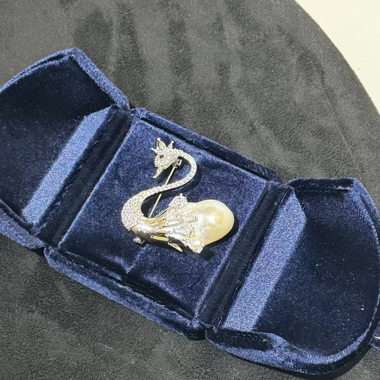 天然巴洛克珍珠镶嵌锆石铜镀金天鹅造型胸针银色秋冬搭配