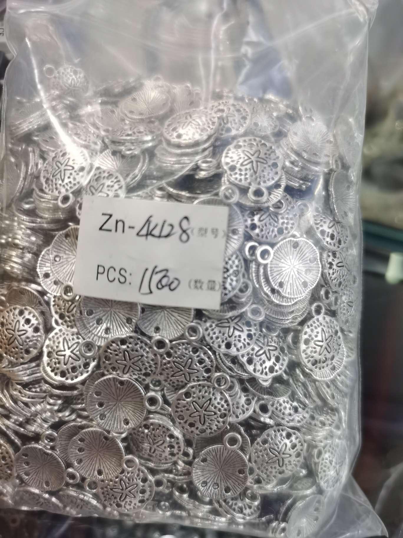 Fashionable, versatile and personalized alloy accessory Zn-4428 Application Scenario