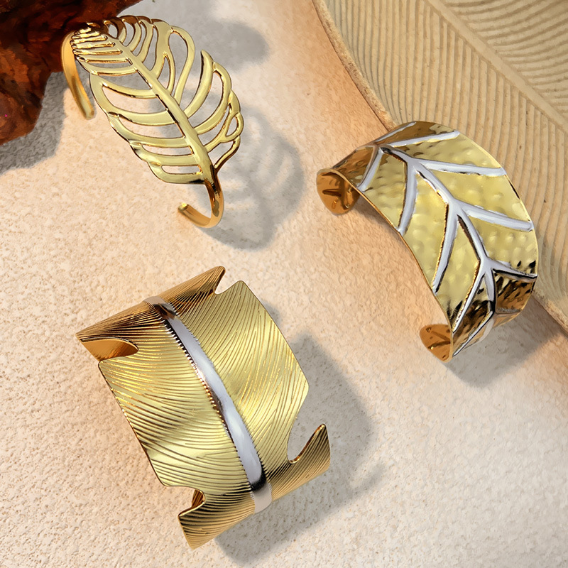 European and American stainless steel bracelet with 18K gold and silver splicing design, a niche ins light luxury titanium steel jewelry that does not fade Item Picture