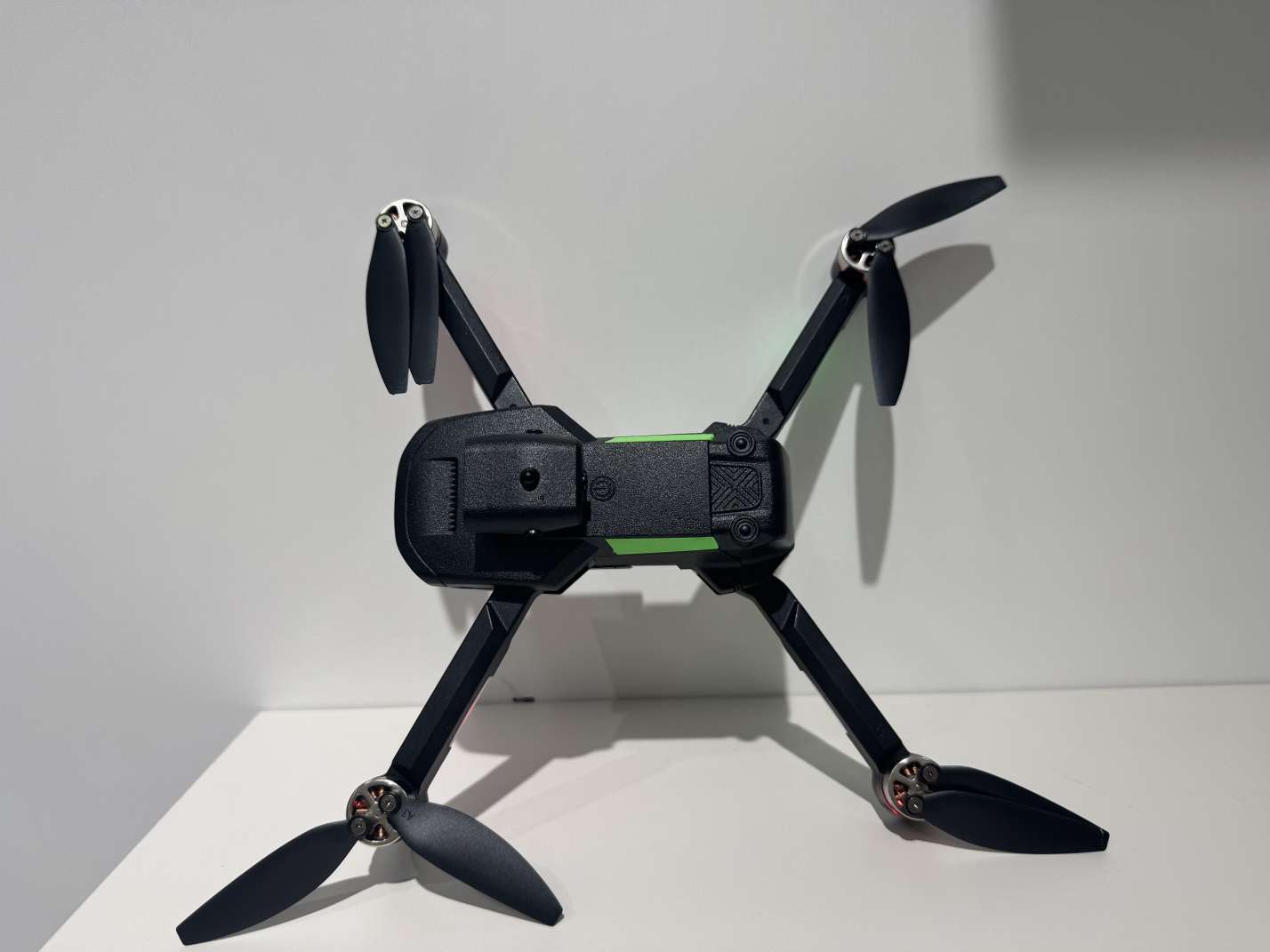 The Digital Trade Center's civilian drone patrol aerial photography aircraft is the favorite of primary school students for high-definition aerial photography remote control details Picture