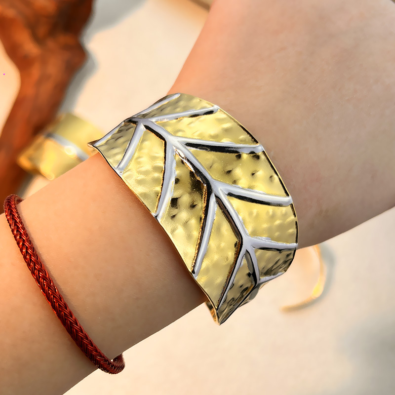 European and American stainless steel bracelet with 18K gold and silver splicing design, a niche ins light luxury titanium steel jewelry that does not fade detail image 2