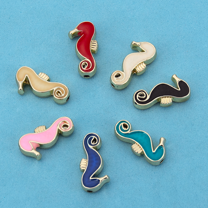 Wholesale of new cartoon perforated seahorse oil-dripping necklaces, bracelets, pendants and small pendants for diy creative accessories Specification image