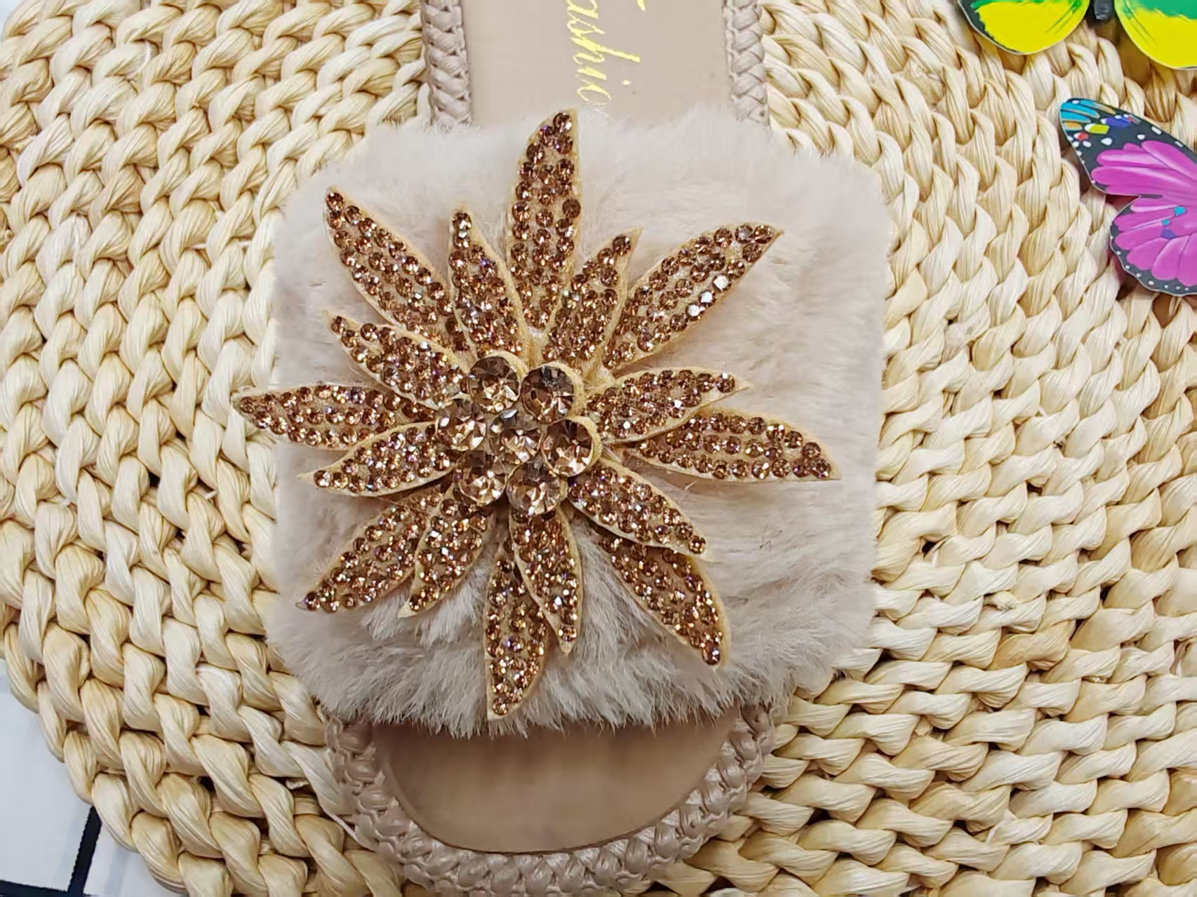 2025 New stylish full-diamond one-piece children's plush slippers Application Scenario