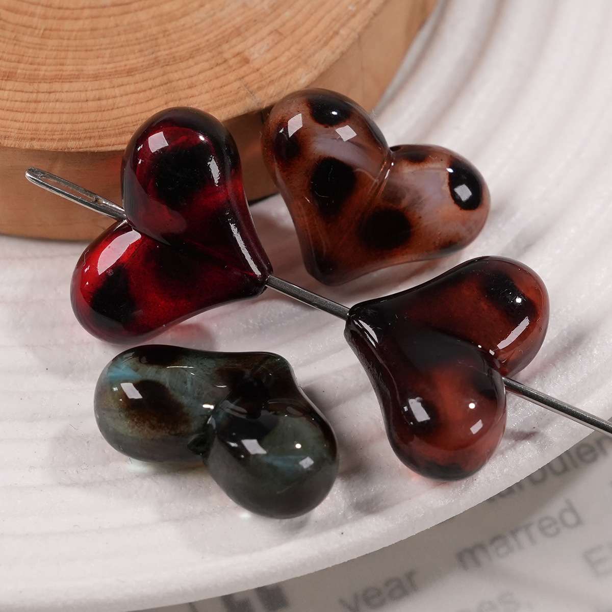 Acrylic leopard-print small hearts details Picture