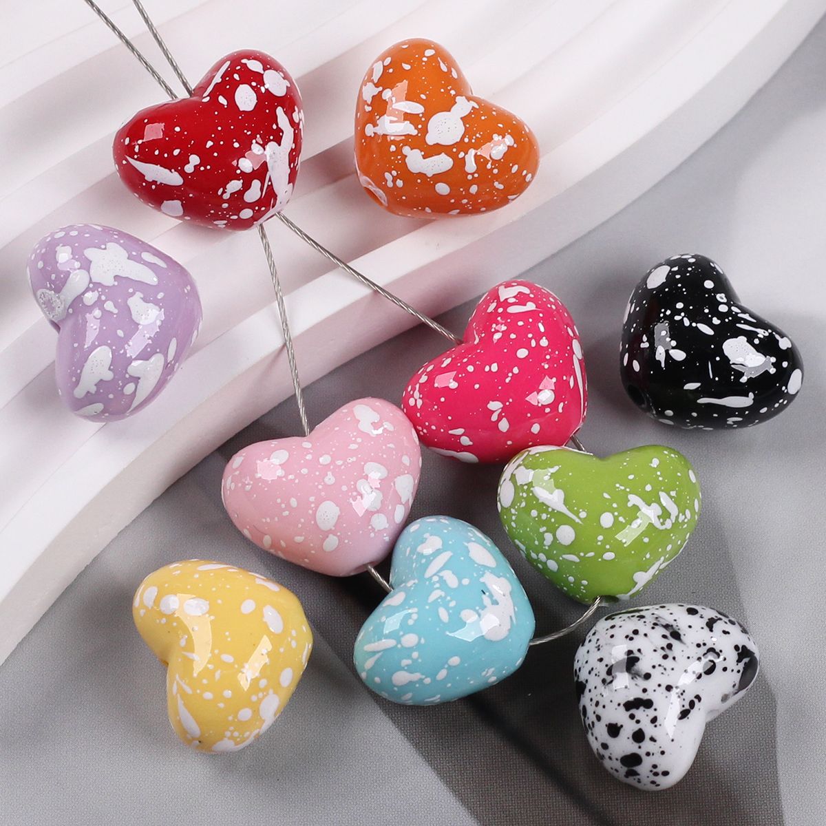 Acrylic spray-painted hearts Specification image