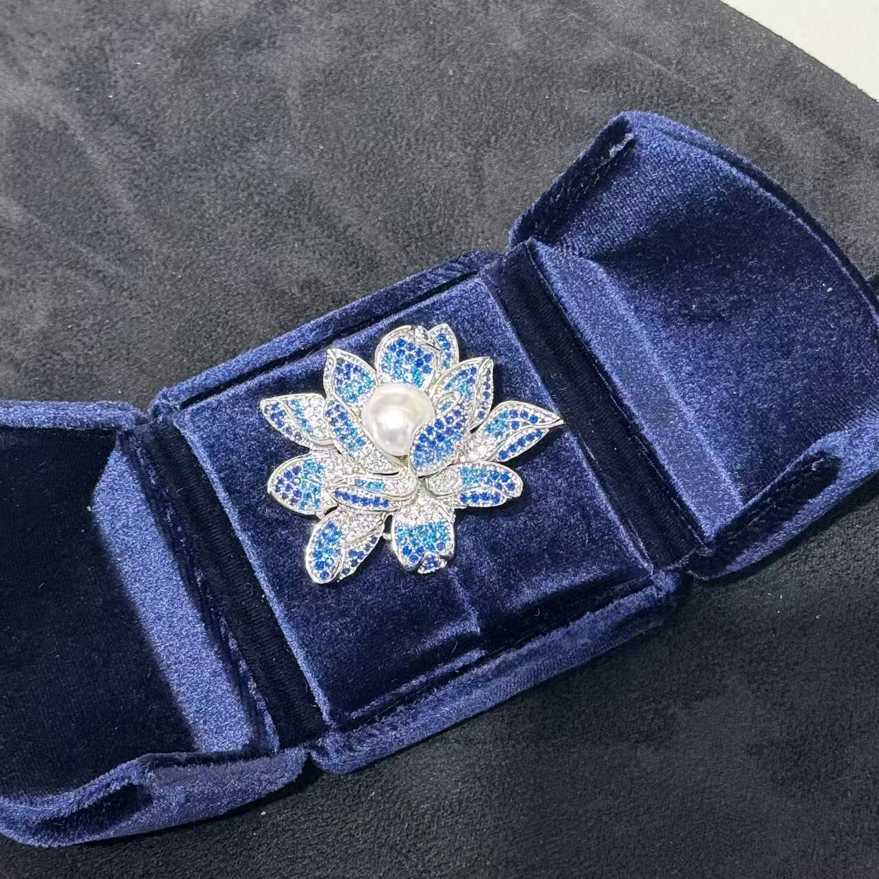 天然珍珠镶嵌铜镀金好运莲莲莲花造型银色小众高级胸针