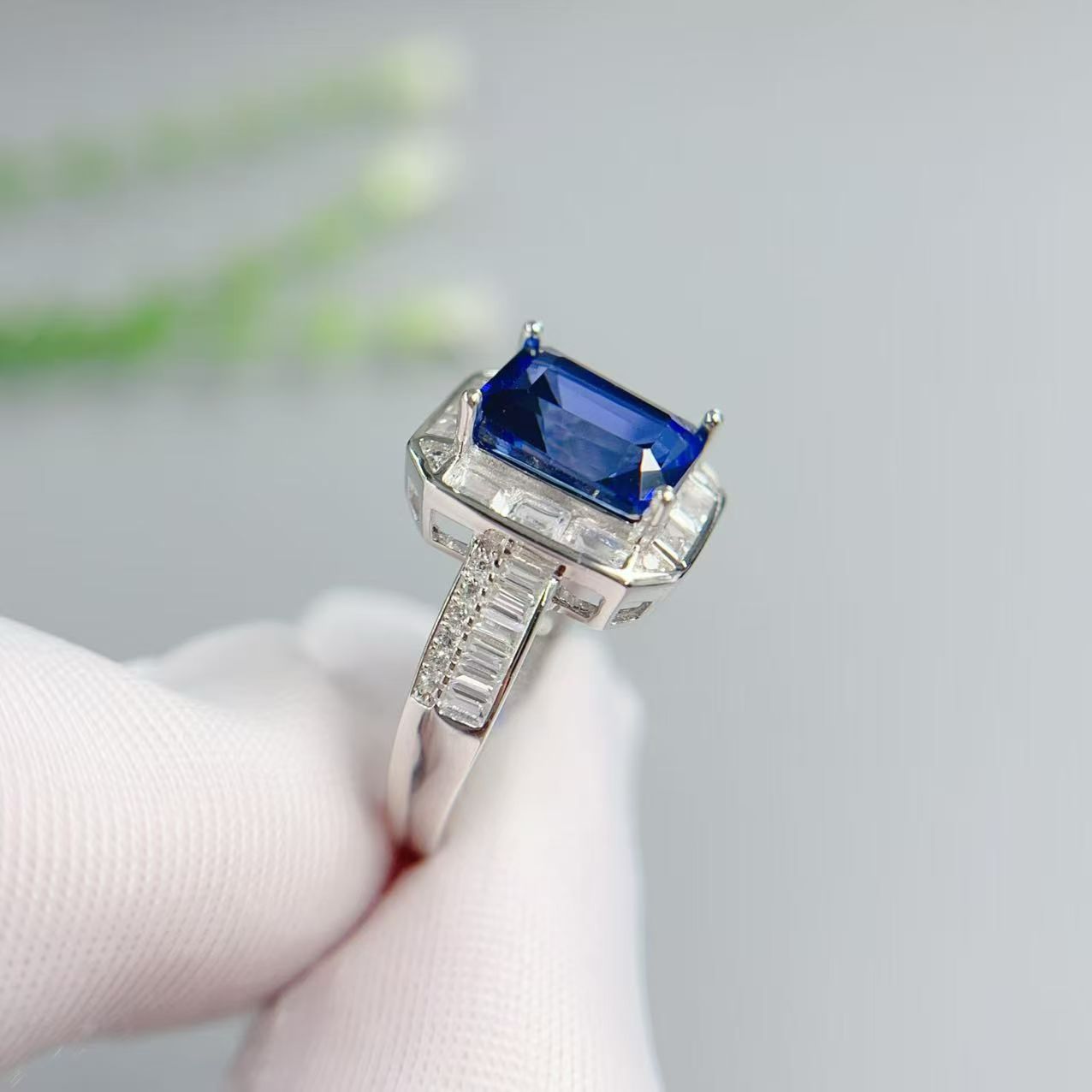 祖母绿切培育蓝宝石戒指