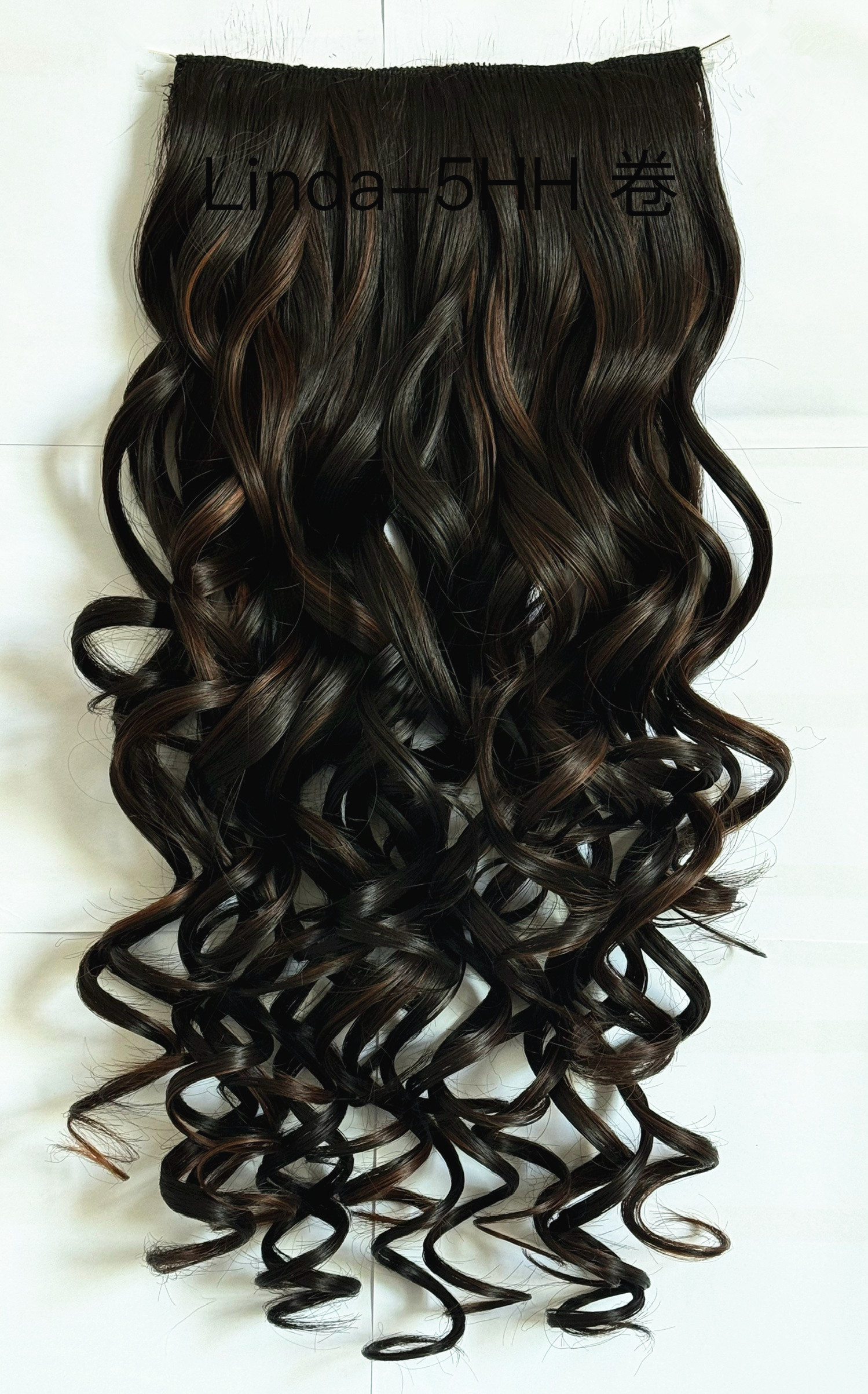 Easyoungwig hair extensions from Yiyang are made of matte, high-temperature silk, water ripple, wavy hair, and are formed into a one-piece hair extension Item Picture