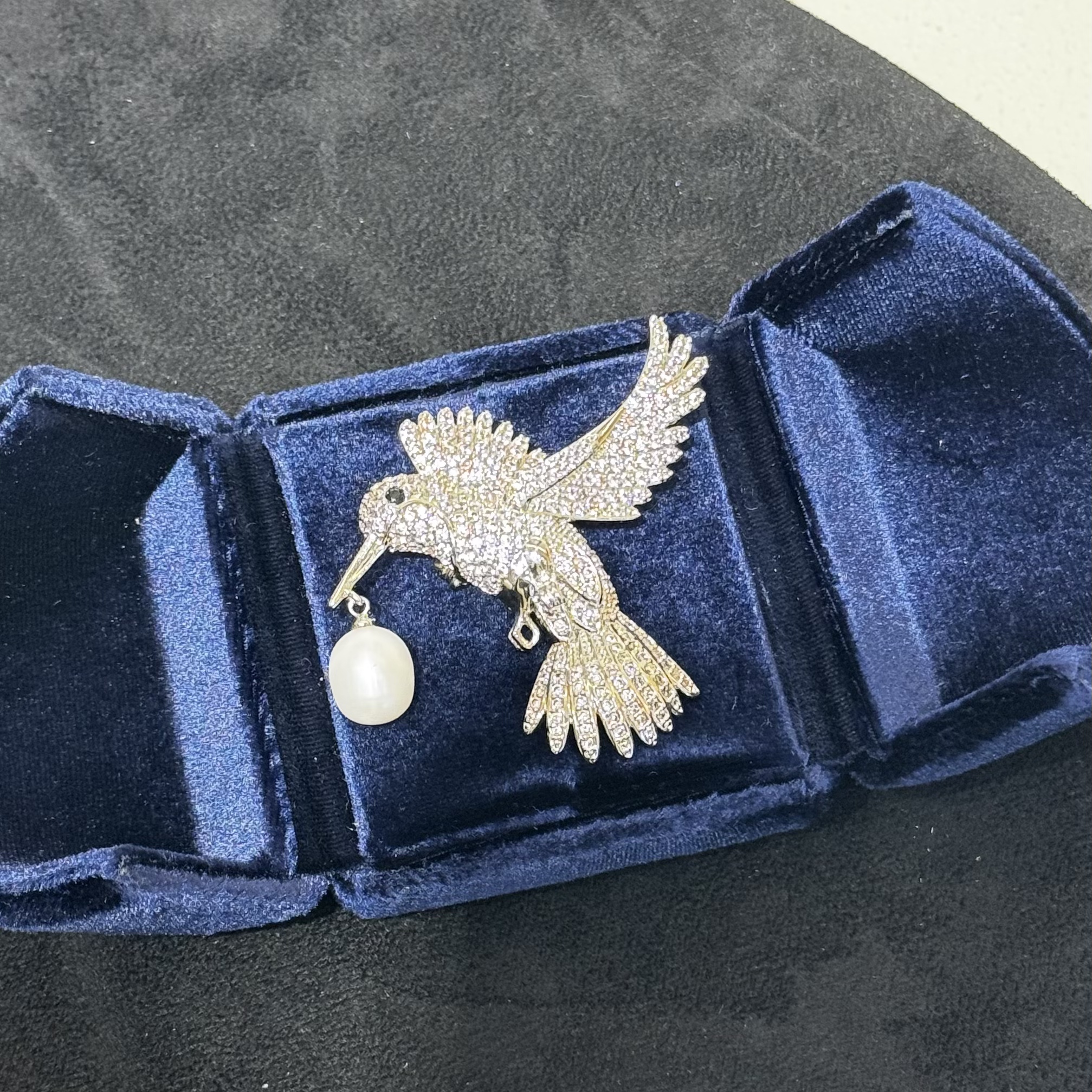 天然珍珠镶嵌铜镀金锆石满钻鹰造型原创设计搭配胸针银色