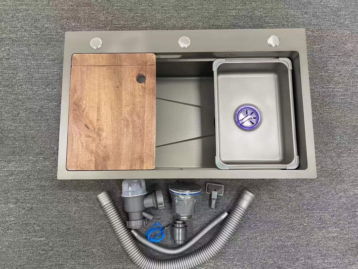 RR-SC066 kitchen sink Set SS201/SS304, can be equipped with a cutting board, a draining basket and a drain pipe. Multiple sizes are available. Honeycomb coating is durable and easy to clean. Application Scenario