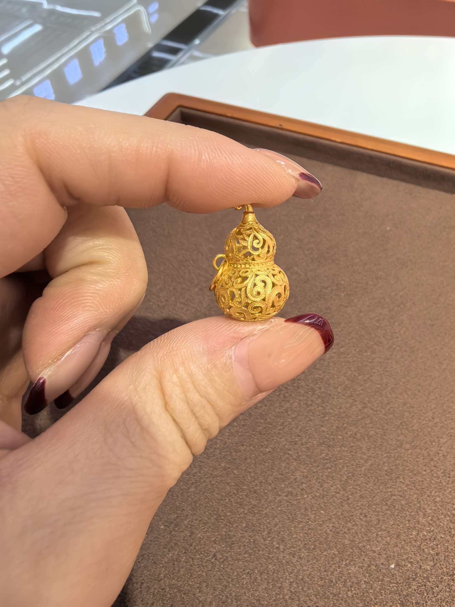 Silver scroll grass pattern hollowed-out gourd pendant