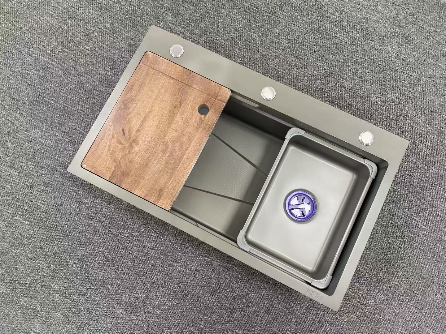 RR-SC066 kitchen sink Set SS201/SS304, can be equipped with a cutting board, a draining basket and a drain pipe. Multiple sizes are available. Honeycomb coating is durable and easy to clean. details Picture