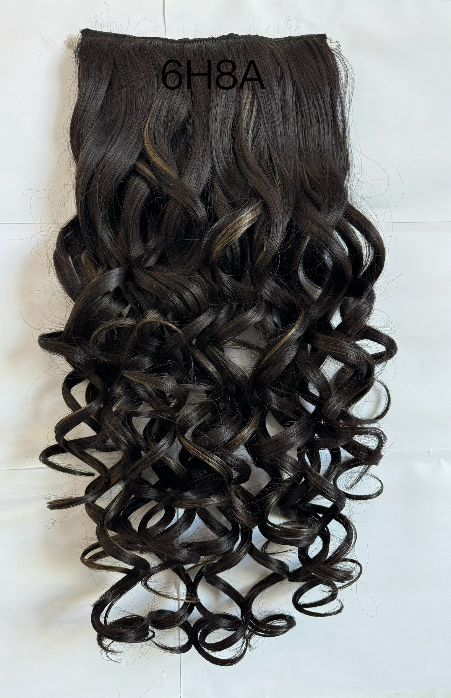 Easyoungwig hair extensions from Yiyang are made of matte, high-temperature silk, water ripple, wavy hair, and are formed into a one-piece hair extension Application Scenario